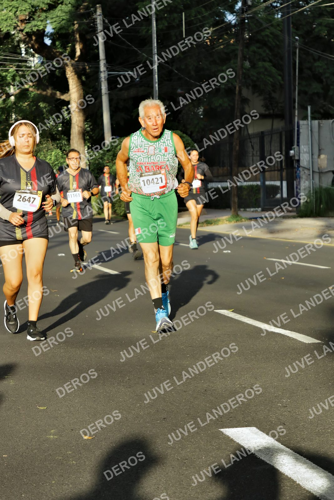 Foto de la X Carrera Leones Negros Red Cola 2026 en Rectoría General de la UdeG, Av. Juárez 976 (meta en Av. Enrique Díaz de León y Pedro Moreno), Guadalajara a las 07:43 · dorsal 2647, 10421, 11161