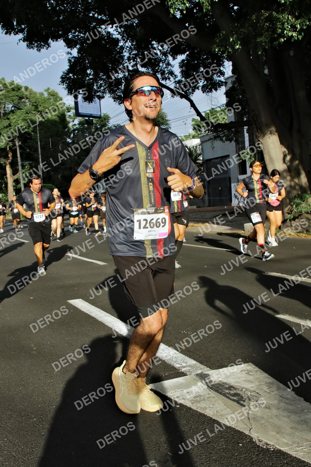 Foto de la X Carrera Leones Negros Red Cola 2026 en Rectoría General de la UdeG, Av. Juárez 976 (meta en Av. Enrique Díaz de León y Pedro Moreno), Guadalajara a las 07:59 · dorsal 12669, 9727, 10, 9816