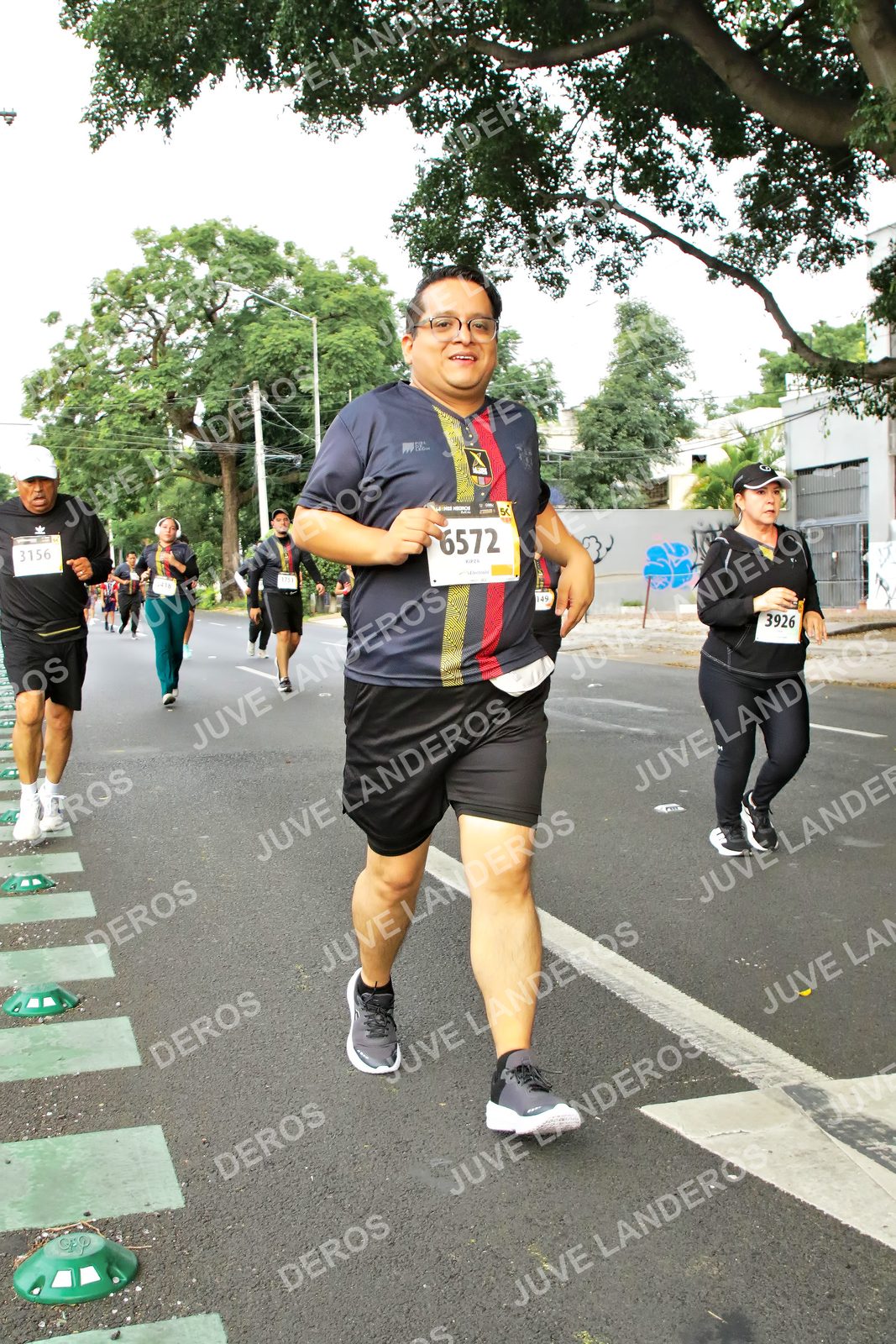 Foto de la X Carrera Leones Negros Red Cola 2026 en Rectoría General de la UdeG, Av. Juárez 976 (meta en Av. Enrique Díaz de León y Pedro Moreno), Guadalajara a las 07:19 · dorsal 6572, 3926, 3156
