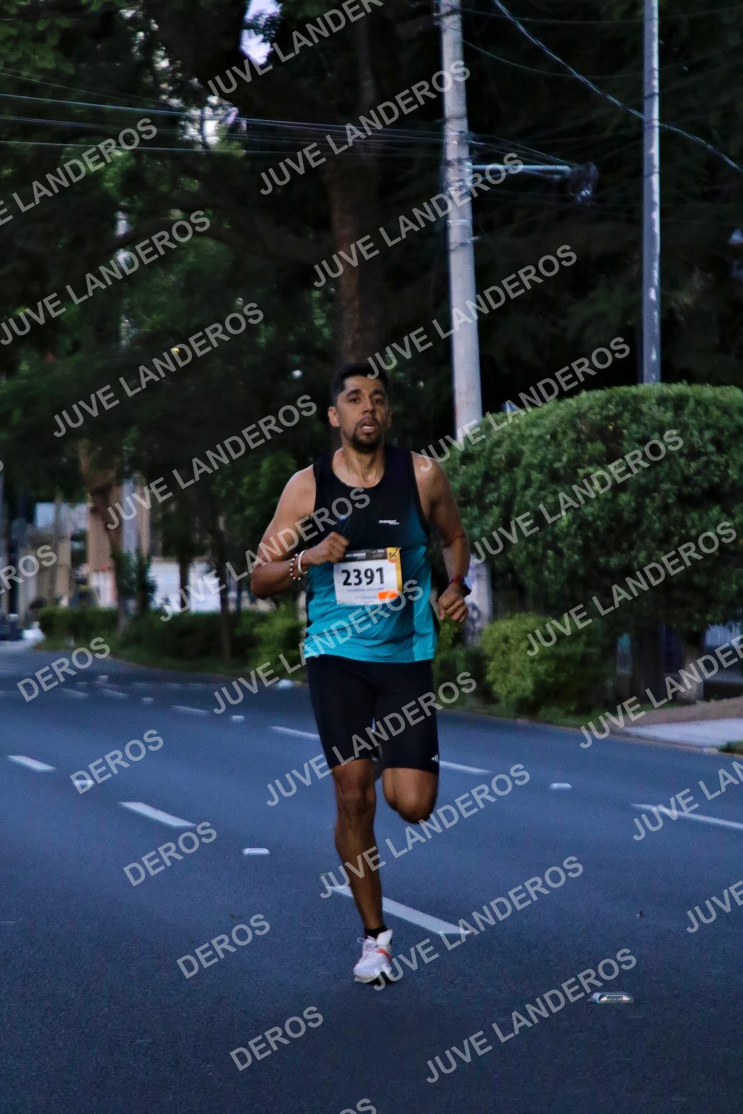 Foto de la X Carrera Leones Negros Red Cola 2026 en Rectoría General de la UdeG, Av. Juárez 976 (meta en Av. Enrique Díaz de León y Pedro Moreno), Guadalajara a las 04:48 · dorsal 2391