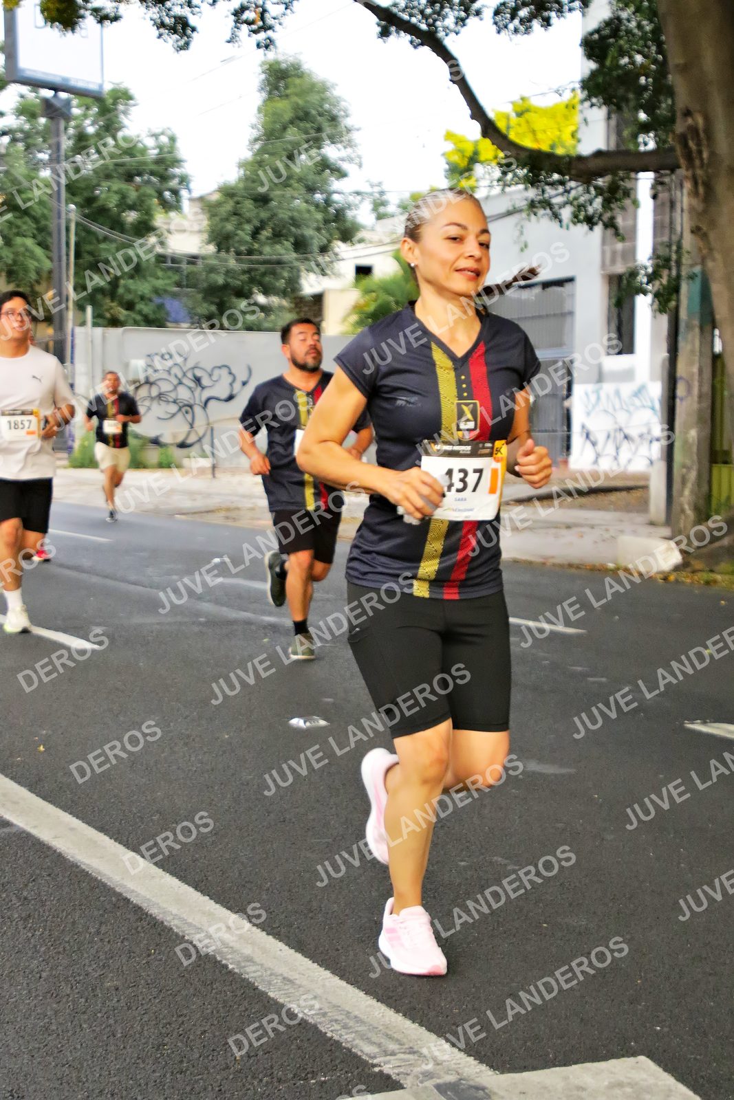 Foto de la X Carrera Leones Negros Red Cola 2026 en Rectoría General de la UdeG, Av. Juárez 976 (meta en Av. Enrique Díaz de León y Pedro Moreno), Guadalajara a las 05:03 · dorsal 1857, 137