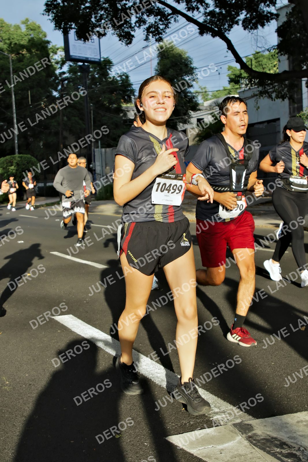 Foto de la X Carrera Leones Negros Red Cola 2026 en Rectoría General de la UdeG, Av. Juárez 976 (meta en Av. Enrique Díaz de León y Pedro Moreno), Guadalajara a las 07:48 · dorsal 10499