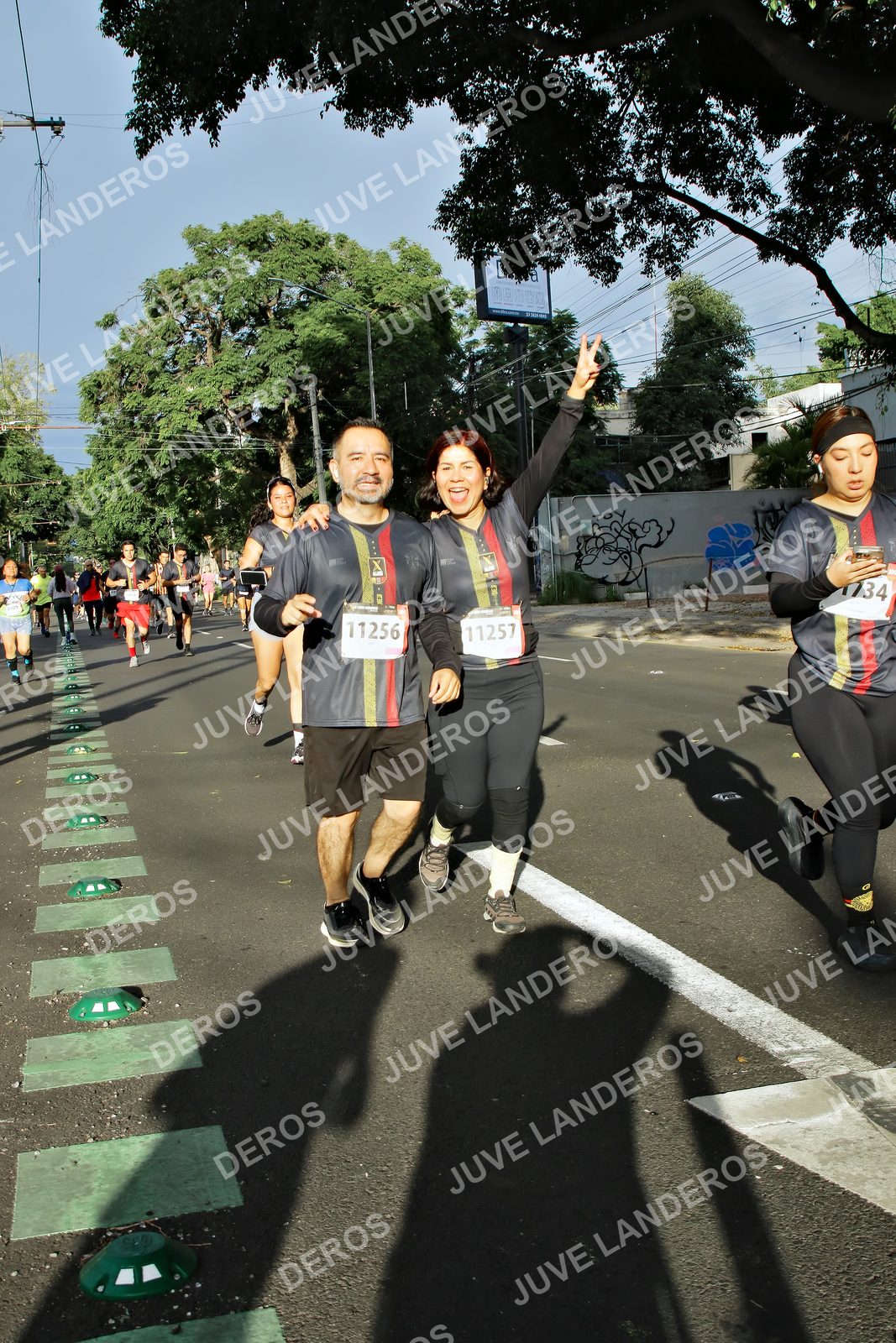 Foto de la X Carrera Leones Negros Red Cola 2026 en Rectoría General de la UdeG, Av. Juárez 976 (meta en Av. Enrique Díaz de León y Pedro Moreno), Guadalajara a las 07:55 · dorsal 11256, 11257, 1734