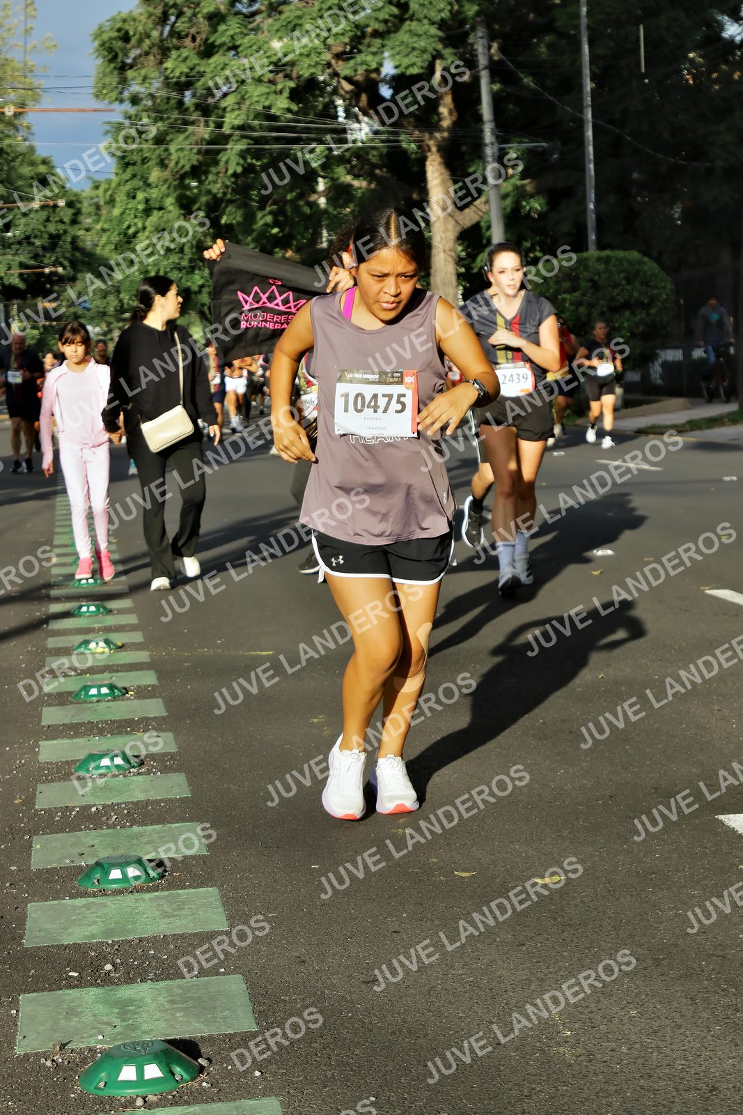 Foto de la X Carrera Leones Negros Red Cola 2026 en Rectoría General de la UdeG, Av. Juárez 976 (meta en Av. Enrique Díaz de León y Pedro Moreno), Guadalajara a las 07:55 · dorsal 10475, 2439