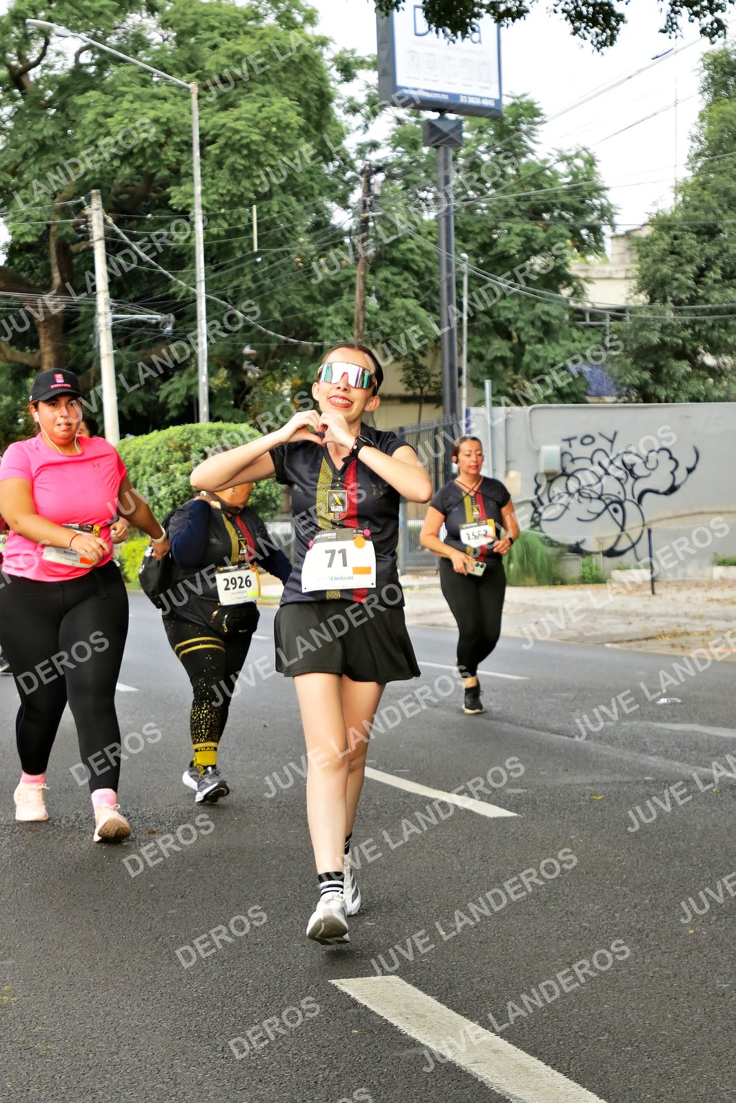 Foto de la X Carrera Leones Negros Red Cola 2026 en Rectoría General de la UdeG, Av. Juárez 976 (meta en Av. Enrique Díaz de León y Pedro Moreno), Guadalajara a las 07:20 · dorsal 71, 2926, 1552