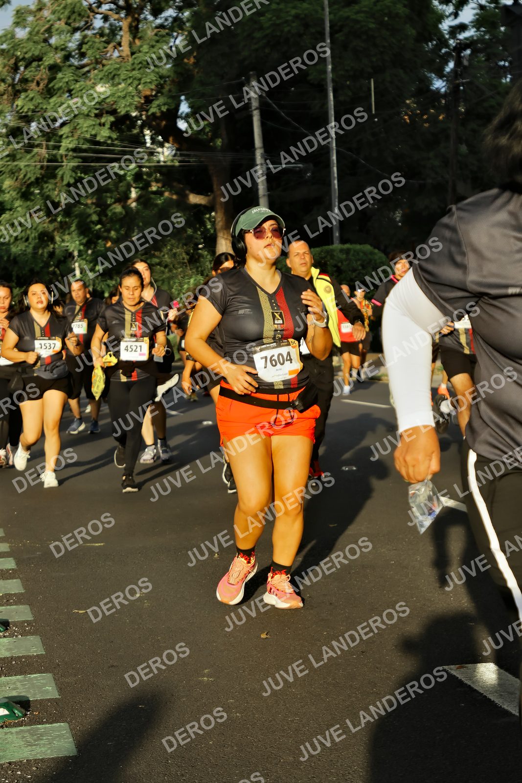Foto de la X Carrera Leones Negros Red Cola 2026 en Rectoría General de la UdeG, Av. Juárez 976 (meta en Av. Enrique Díaz de León y Pedro Moreno), Guadalajara a las 07:32 · dorsal 1537, 4521, 7604