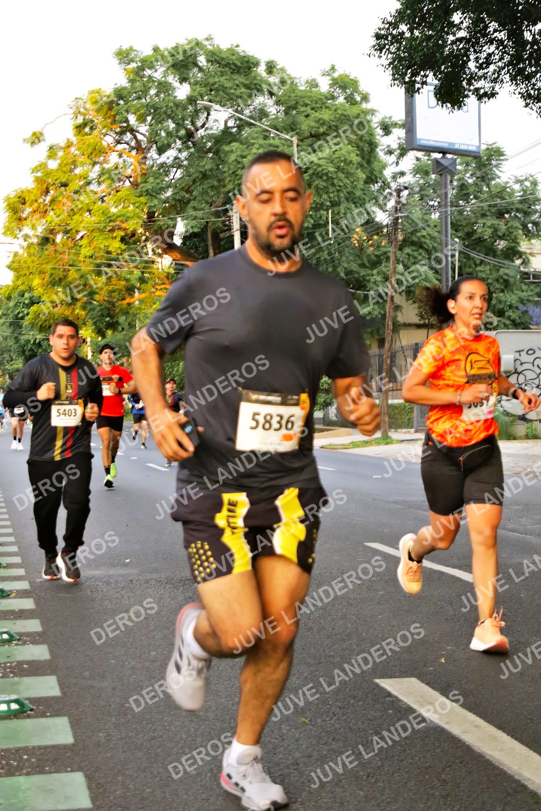 Foto de la X Carrera Leones Negros Red Cola 2026 en Rectoría General de la UdeG, Av. Juárez 976 (meta en Av. Enrique Díaz de León y Pedro Moreno), Guadalajara a las 04:59 · dorsal 5403, 5836