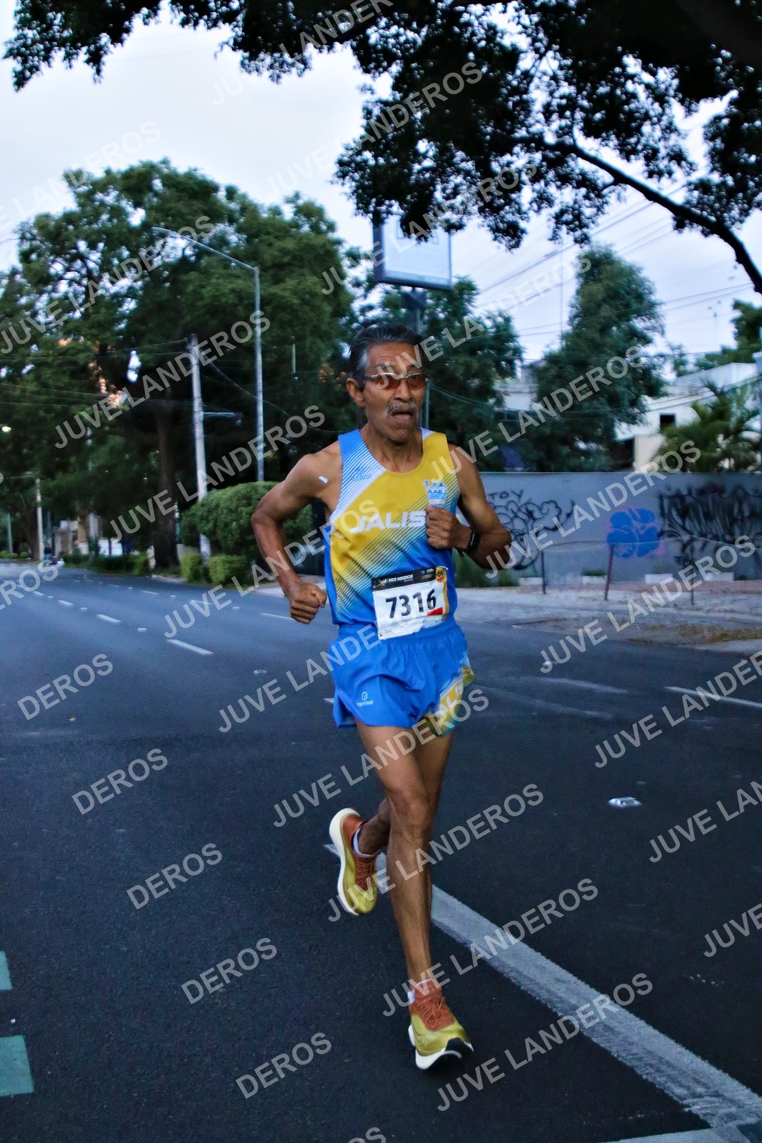 Foto de la X Carrera Leones Negros Red Cola 2026 en Rectoría General de la UdeG, Av. Juárez 976 (meta en Av. Enrique Díaz de León y Pedro Moreno), Guadalajara a las 04:53 · dorsal 7316
