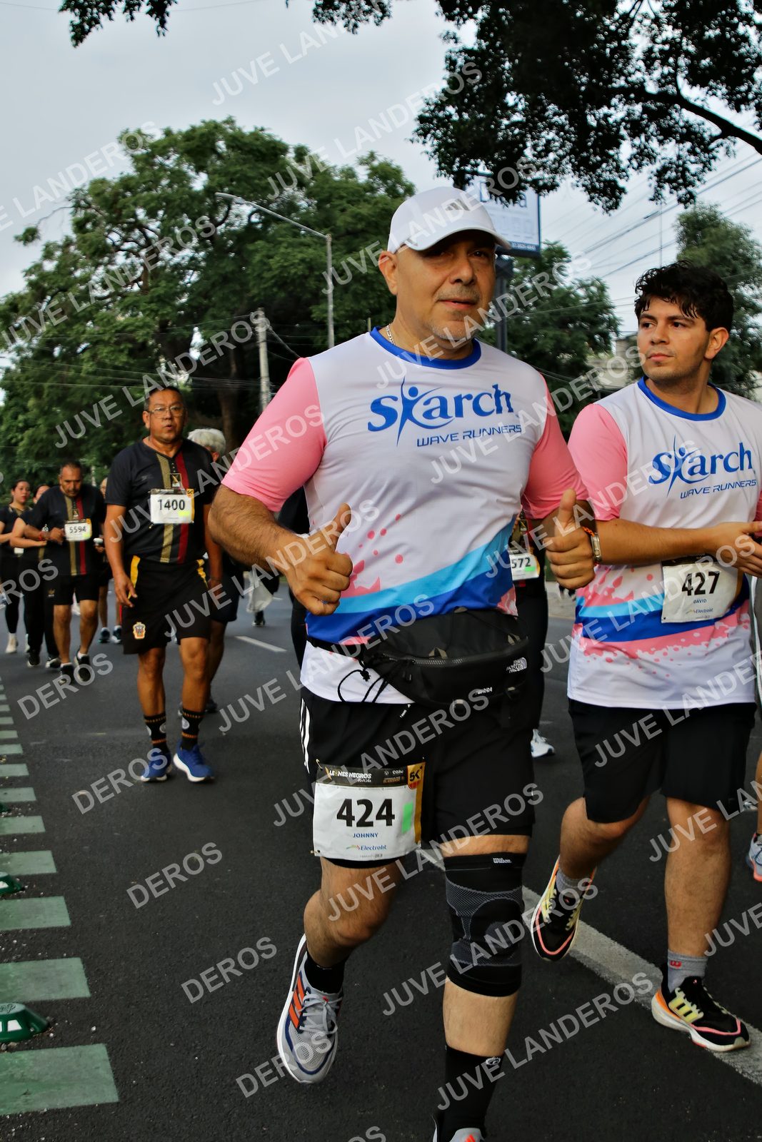 Foto de la X Carrera Leones Negros Red Cola 2026 en Rectoría General de la UdeG, Av. Juárez 976 (meta en Av. Enrique Díaz de León y Pedro Moreno), Guadalajara a las 07:21 · dorsal 1400, 424, 427, 572