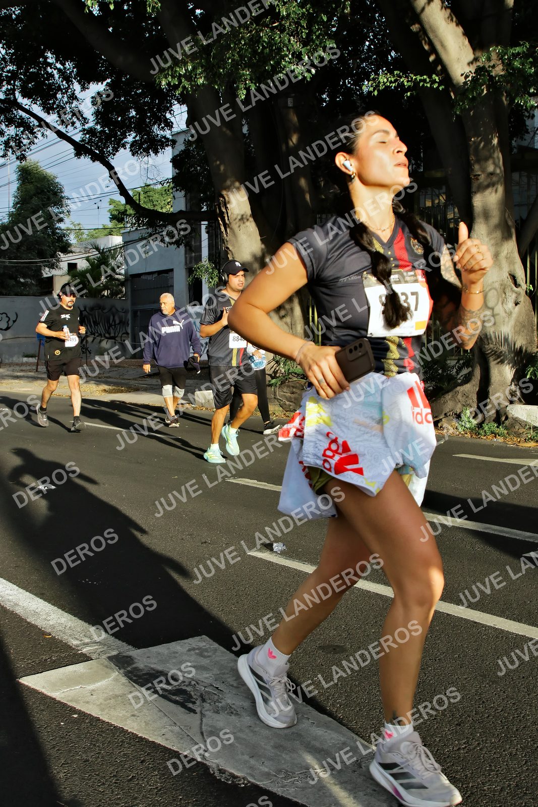 Foto de la X Carrera Leones Negros Red Cola 2026 en Rectoría General de la UdeG, Av. Juárez 976 (meta en Av. Enrique Díaz de León y Pedro Moreno), Guadalajara a las 07:45 · dorsal 37