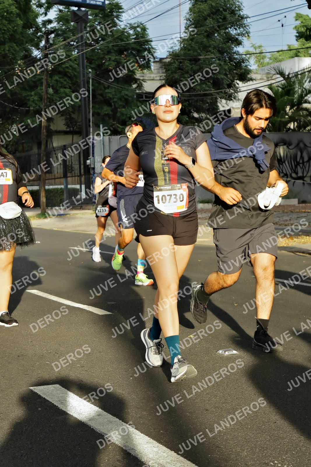 Foto de la X Carrera Leones Negros Red Cola 2026 en Rectoría General de la UdeG, Av. Juárez 976 (meta en Av. Enrique Díaz de León y Pedro Moreno), Guadalajara a las 07:38 · dorsal 10730, 9233, 47