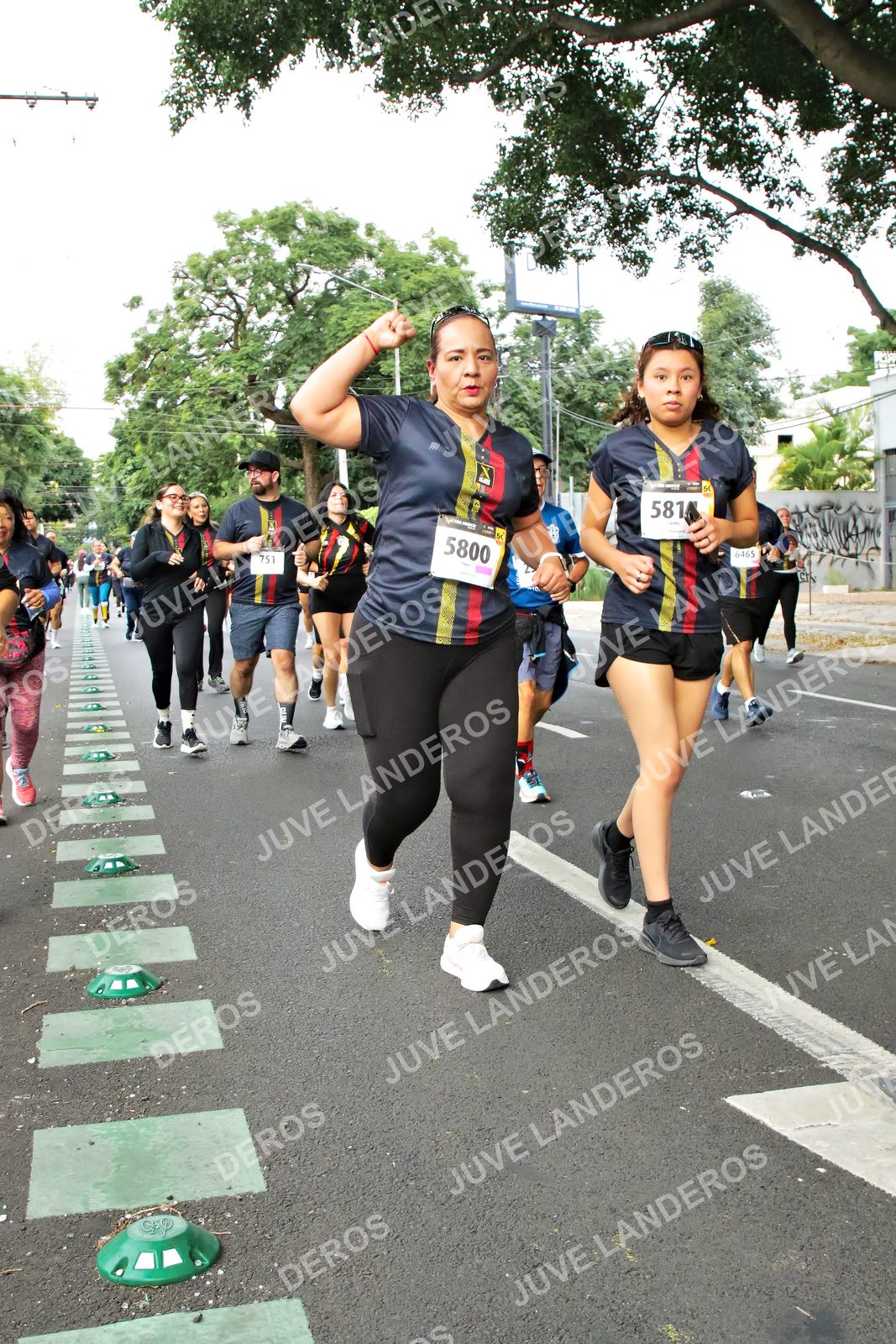 Foto de la X Carrera Leones Negros Red Cola 2026 en Rectoría General de la UdeG, Av. Juárez 976 (meta en Av. Enrique Díaz de León y Pedro Moreno), Guadalajara a las 07:17 · dorsal 5800, 751, 6465