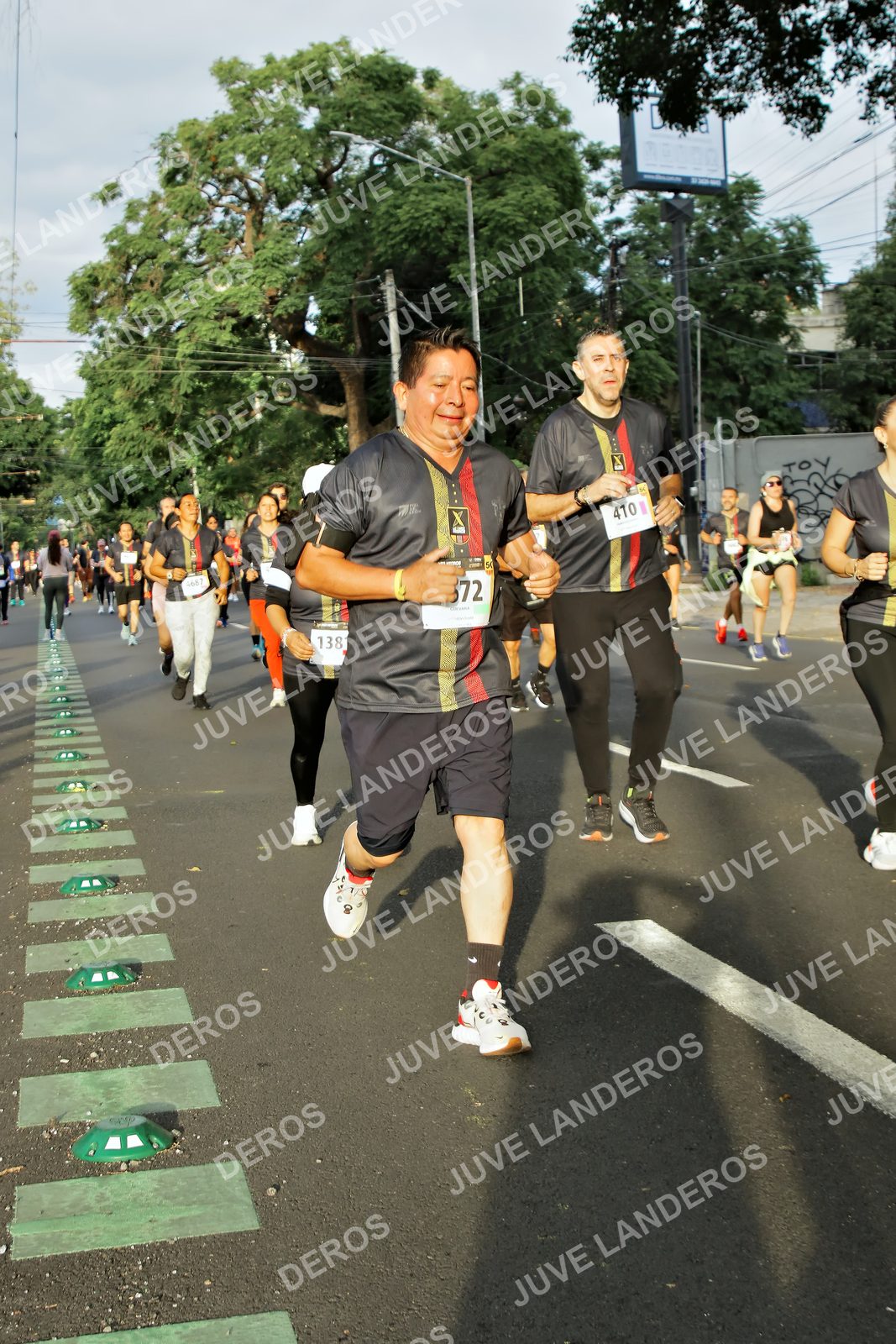 Foto de la X Carrera Leones Negros Red Cola 2026 en Rectoría General de la UdeG, Av. Juárez 976 (meta en Av. Enrique Díaz de León y Pedro Moreno), Guadalajara a las 07:33 · dorsal 138, 410, 72
