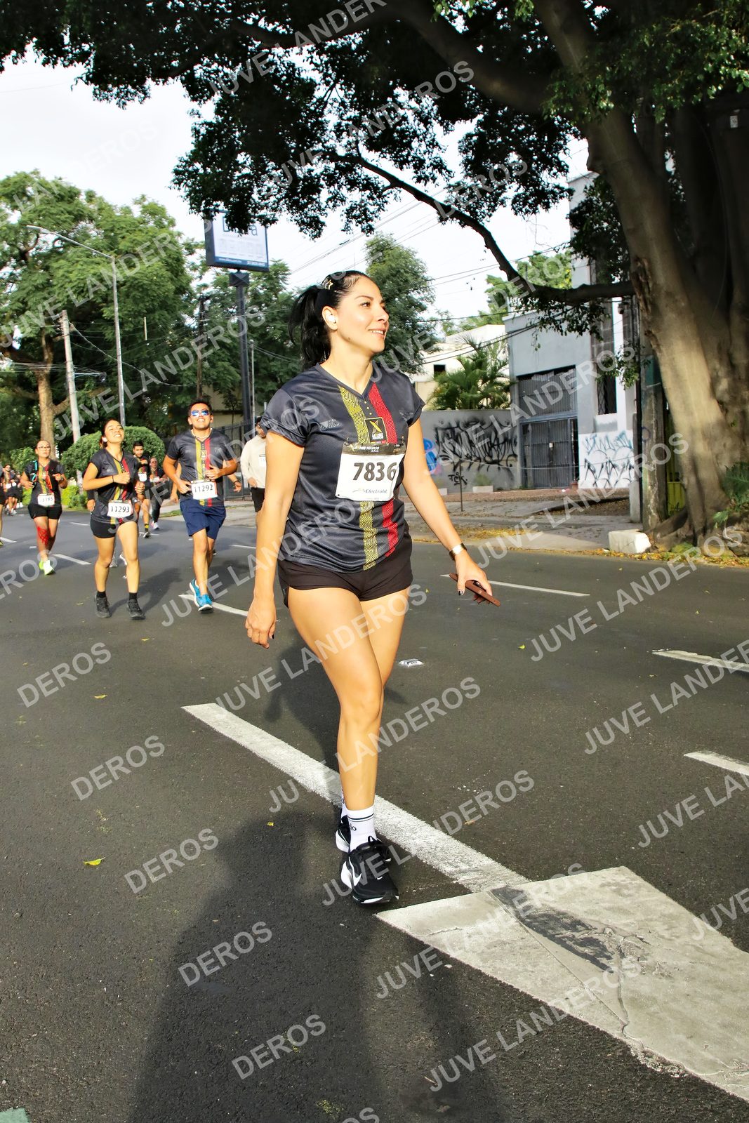 Foto de la X Carrera Leones Negros Red Cola 2026 en Rectoría General de la UdeG, Av. Juárez 976 (meta en Av. Enrique Díaz de León y Pedro Moreno), Guadalajara a las 08:04 · dorsal 7836, 11293, 11292