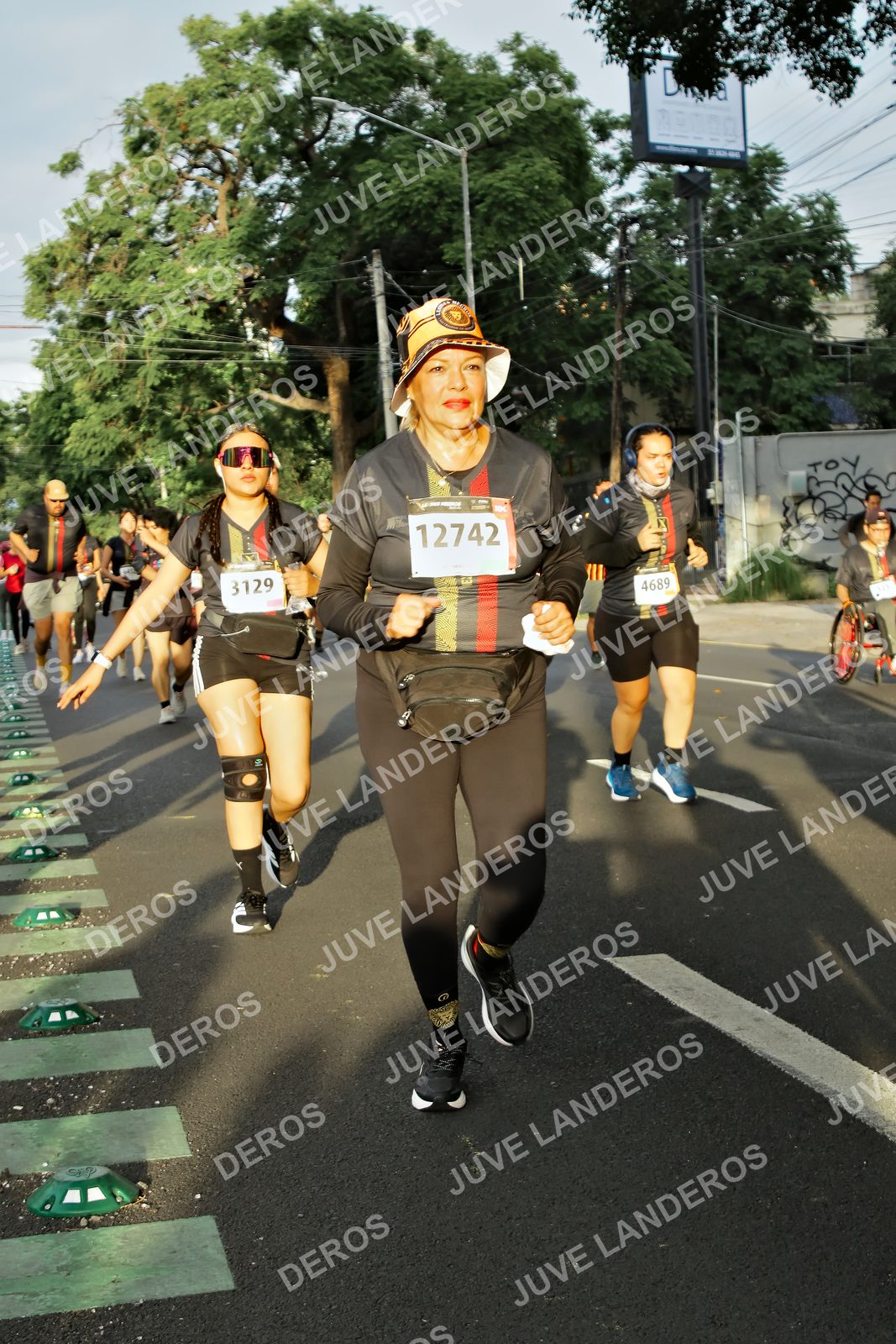 Foto de la X Carrera Leones Negros Red Cola 2026 en Rectoría General de la UdeG, Av. Juárez 976 (meta en Av. Enrique Díaz de León y Pedro Moreno), Guadalajara a las 07:24 · dorsal 12742, 3129, 4689