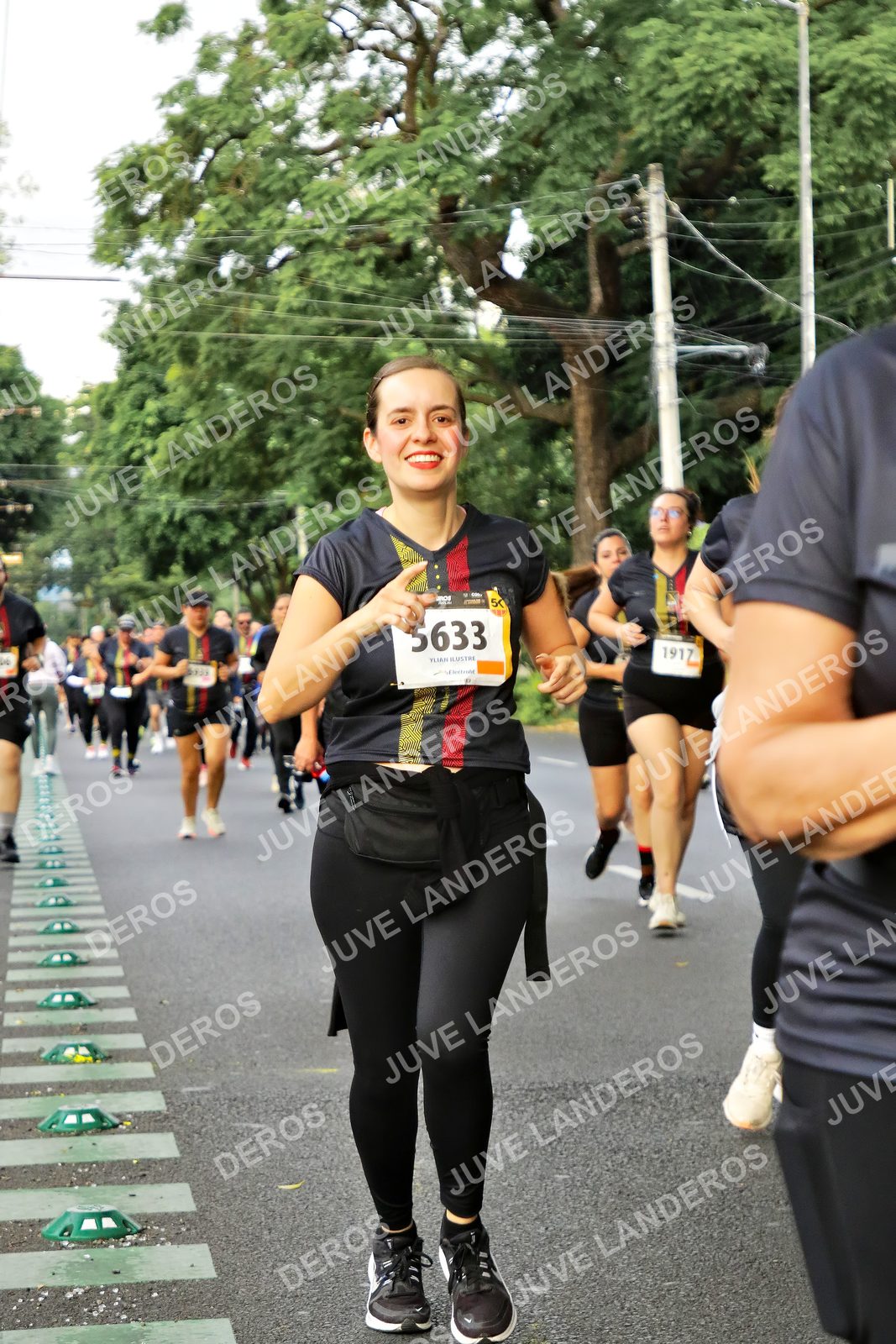 Foto de la X Carrera Leones Negros Red Cola 2026 en Rectoría General de la UdeG, Av. Juárez 976 (meta en Av. Enrique Díaz de León y Pedro Moreno), Guadalajara a las 07:20 · dorsal 5633, 1917