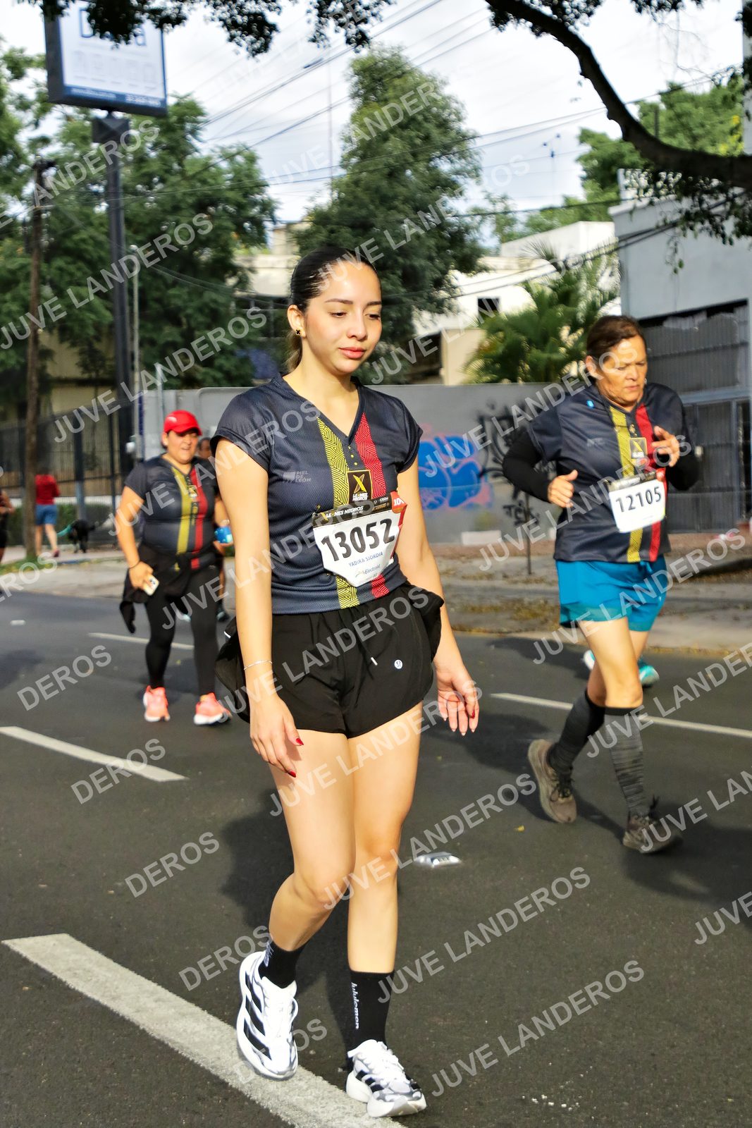 Foto de la X Carrera Leones Negros Red Cola 2026 en Rectoría General de la UdeG, Av. Juárez 976 (meta en Av. Enrique Díaz de León y Pedro Moreno), Guadalajara a las 08:12 · dorsal 12105, 13052