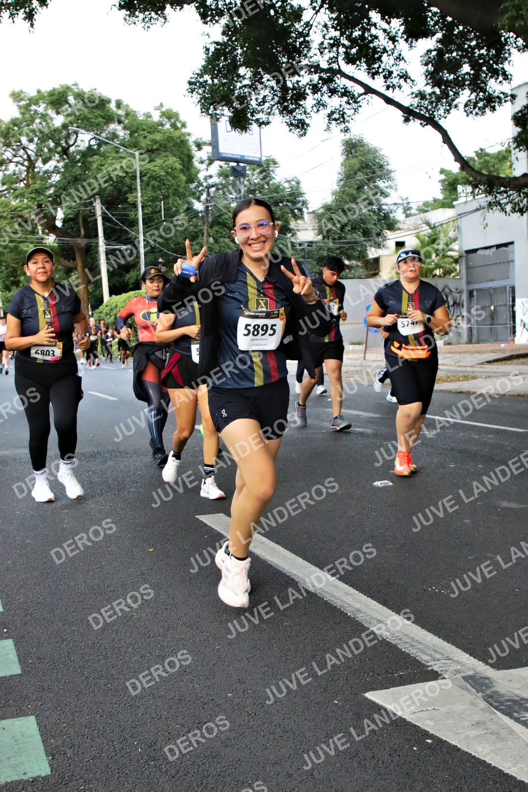 Foto de la X Carrera Leones Negros Red Cola 2026 en Rectoría General de la UdeG, Av. Juárez 976 (meta en Av. Enrique Díaz de León y Pedro Moreno), Guadalajara a las 05:09 · dorsal 5895, 574, 6803