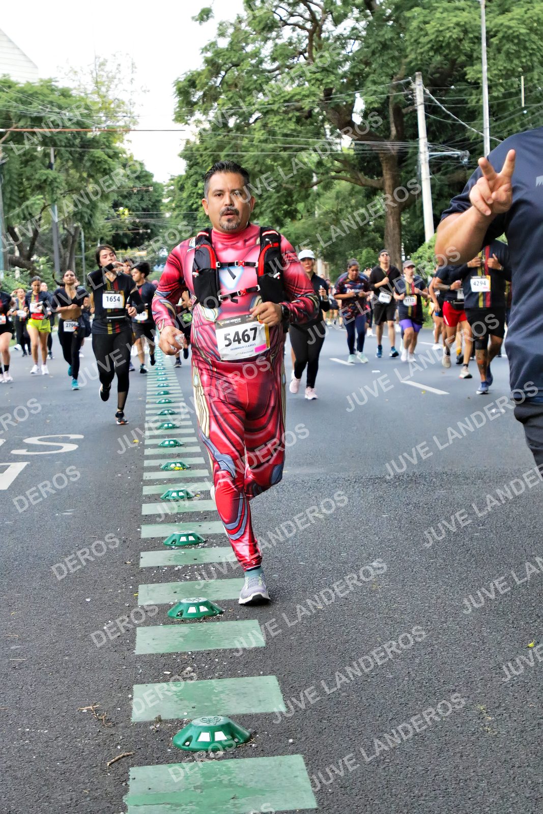 Foto de la X Carrera Leones Negros Red Cola 2026 en Rectoría General de la UdeG, Av. Juárez 976 (meta en Av. Enrique Díaz de León y Pedro Moreno), Guadalajara a las 05:12 · dorsal 5467, 1654, 4294, 2706