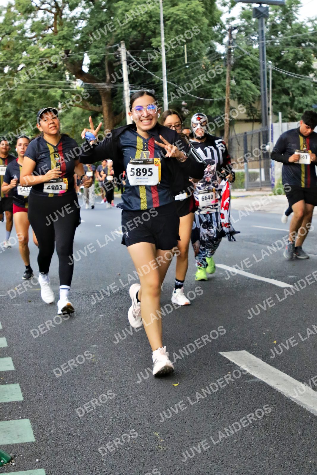 Foto de la X Carrera Leones Negros Red Cola 2026 en Rectoría General de la UdeG, Av. Juárez 976 (meta en Av. Enrique Díaz de León y Pedro Moreno), Guadalajara a las 05:09 · dorsal 5895, 6640, 6803