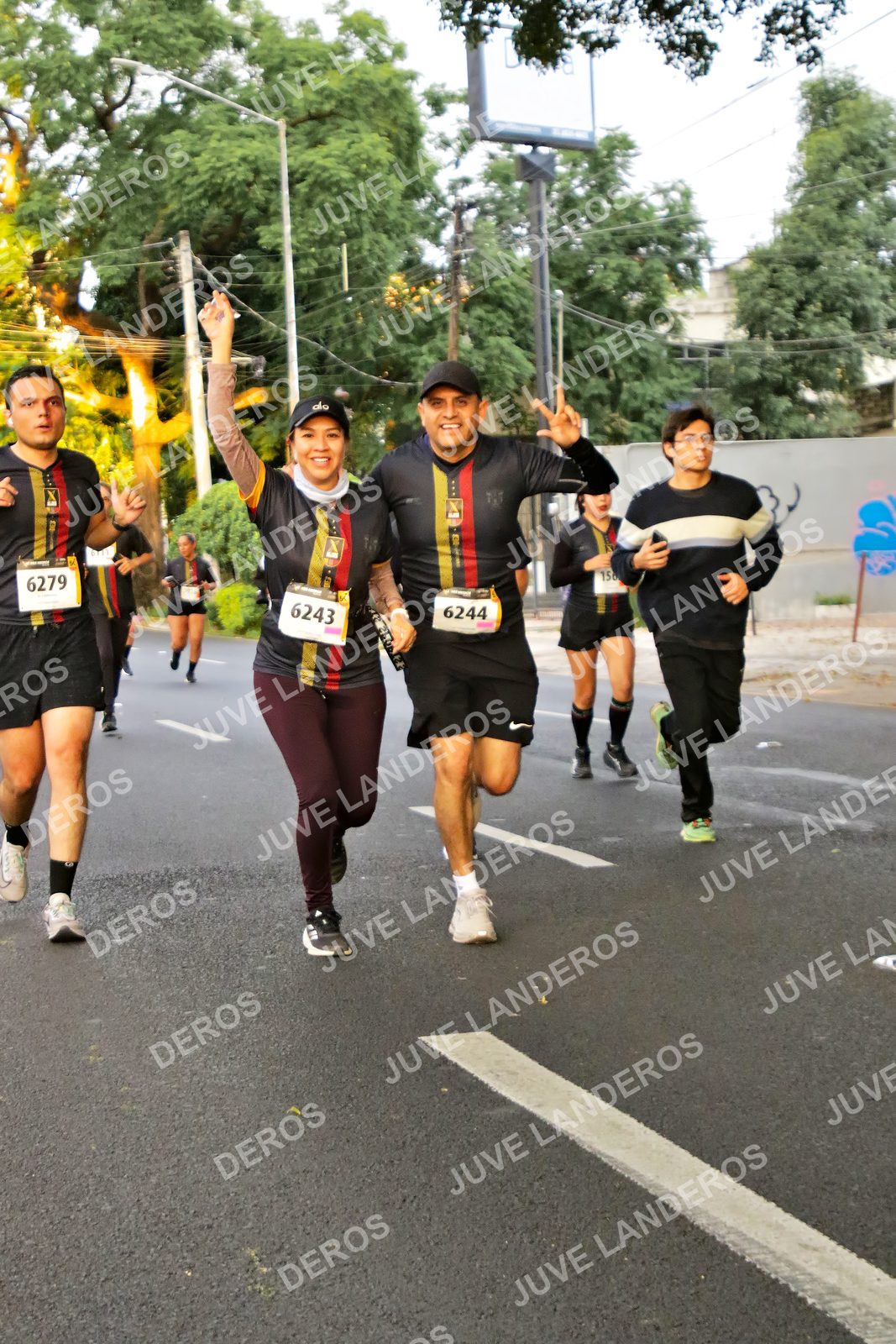 Foto de la X Carrera Leones Negros Red Cola 2026 en Rectoría General de la UdeG, Av. Juárez 976 (meta en Av. Enrique Díaz de León y Pedro Moreno), Guadalajara a las 05:01 · dorsal 6243, 6279, 6244, 156