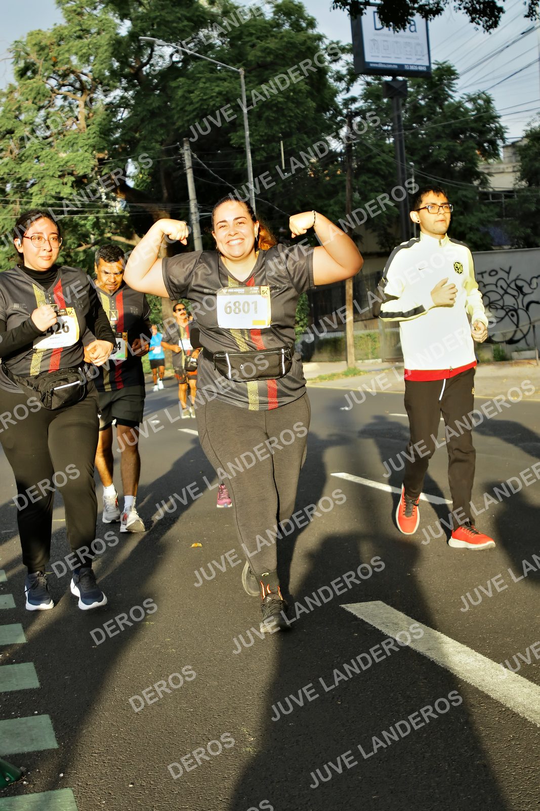 Foto de la X Carrera Leones Negros Red Cola 2026 en Rectoría General de la UdeG, Av. Juárez 976 (meta en Av. Enrique Díaz de León y Pedro Moreno), Guadalajara a las 07:25 · dorsal 6801, 426