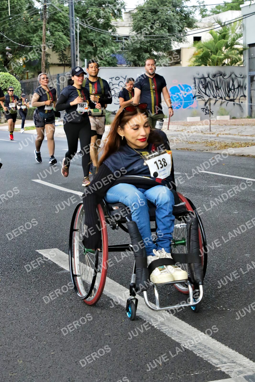 Foto de la X Carrera Leones Negros Red Cola 2026 en Rectoría General de la UdeG, Av. Juárez 976 (meta en Av. Enrique Díaz de León y Pedro Moreno), Guadalajara a las 05:11 · dorsal 138, 1687, 105, 1912