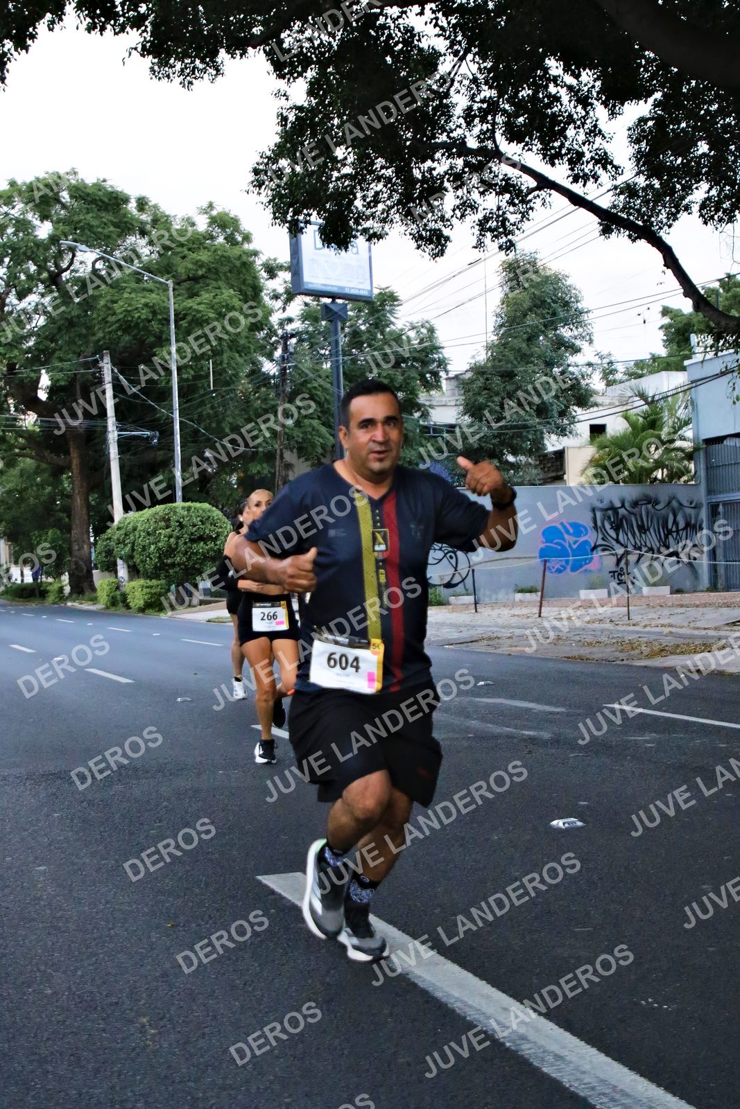Foto de la X Carrera Leones Negros Red Cola 2026 en Rectoría General de la UdeG, Av. Juárez 976 (meta en Av. Enrique Díaz de León y Pedro Moreno), Guadalajara a las 04:56 · dorsal 604, 266