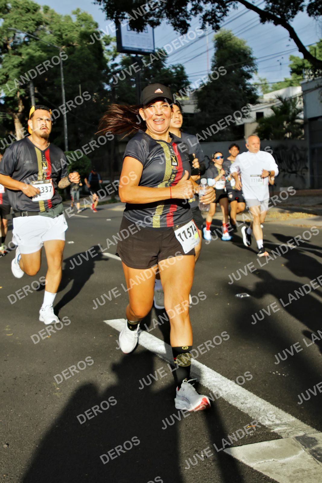 Foto de la X Carrera Leones Negros Red Cola 2026 en Rectoría General de la UdeG, Av. Juárez 976 (meta en Av. Enrique Díaz de León y Pedro Moreno), Guadalajara a las 07:51 · dorsal 337, 11102, 11574