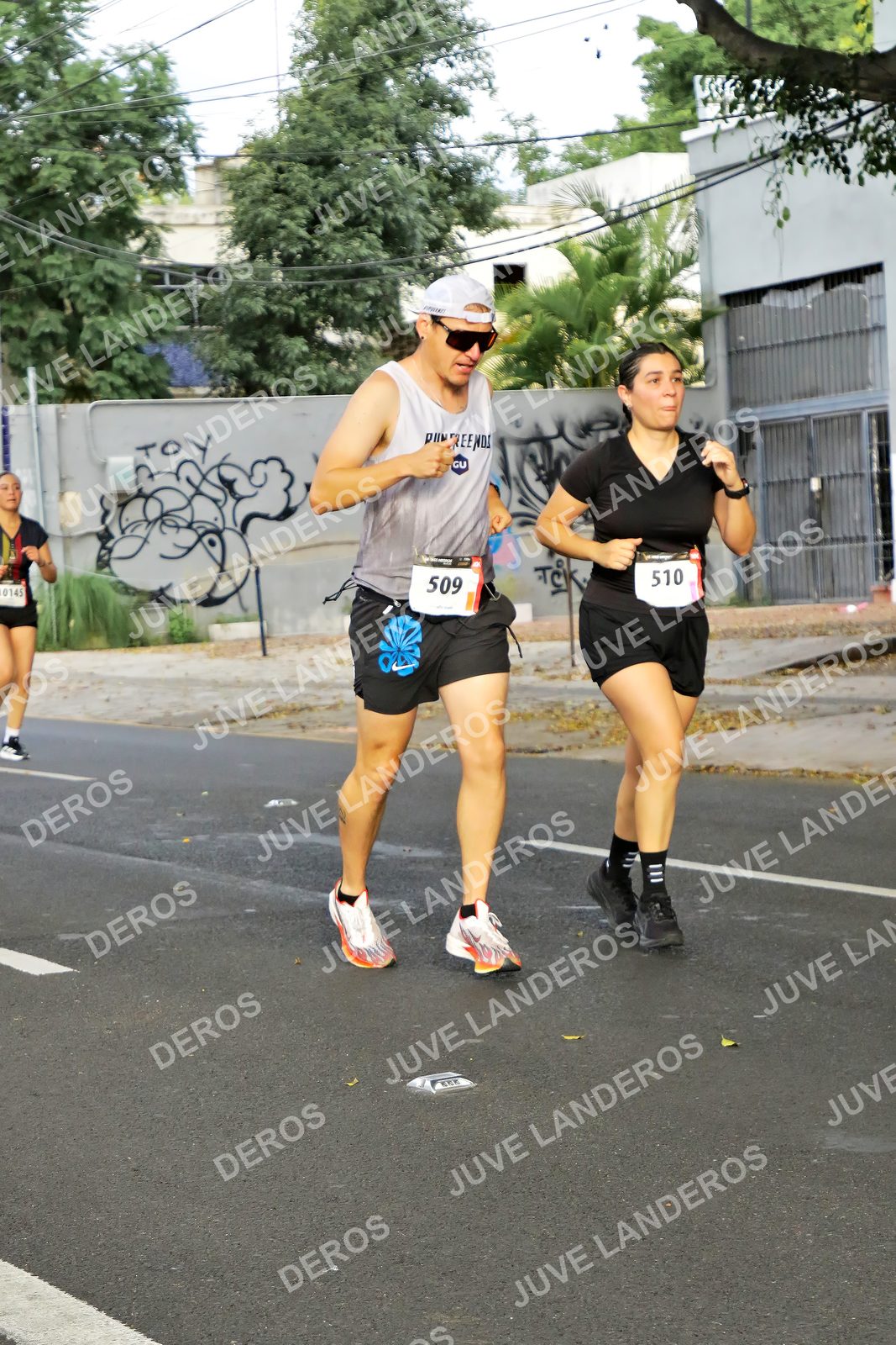 Foto de la X Carrera Leones Negros Red Cola 2026 en Rectoría General de la UdeG, Av. Juárez 976 (meta en Av. Enrique Díaz de León y Pedro Moreno), Guadalajara a las 08:08 · dorsal 509, 510, 145