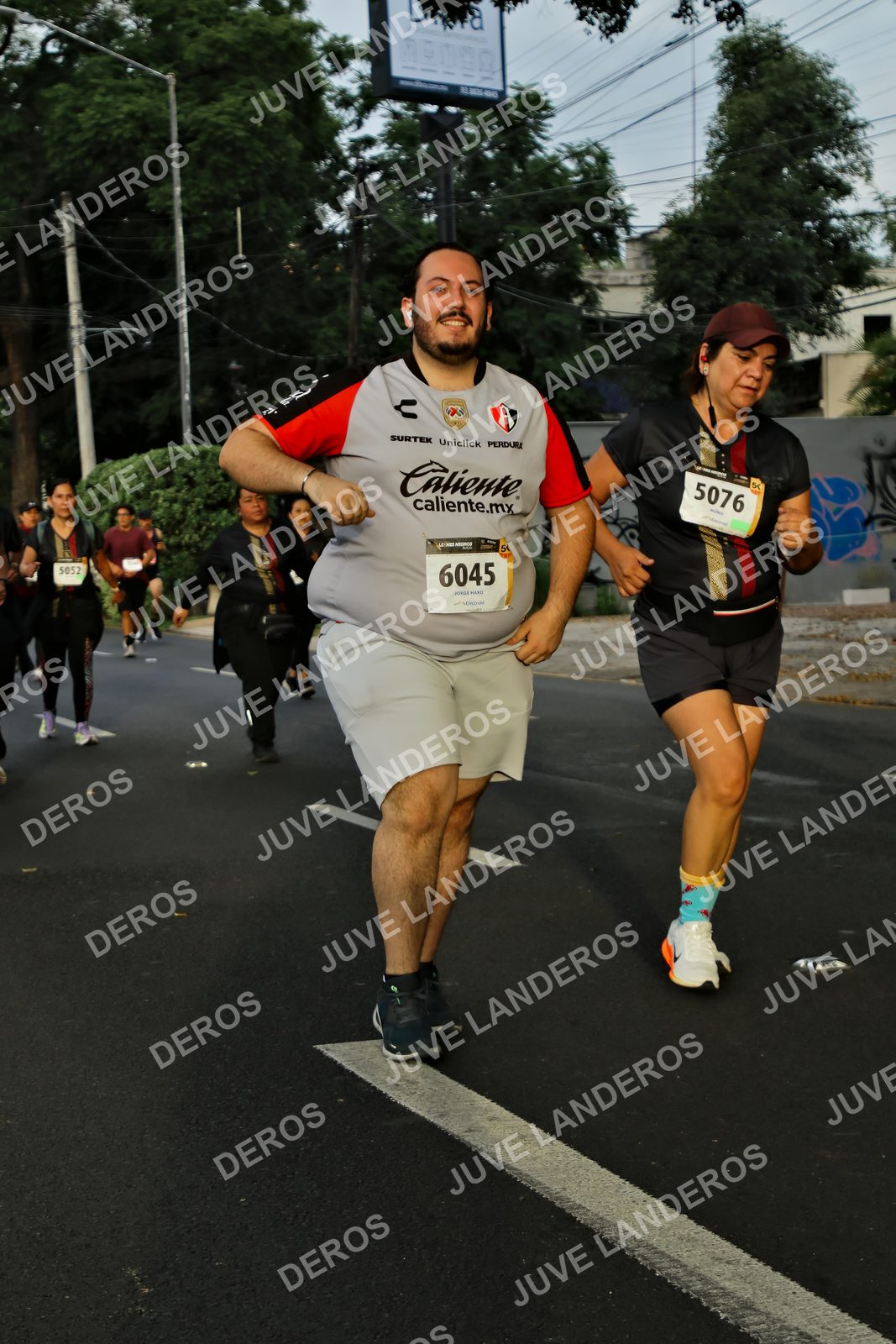 Foto de la X Carrera Leones Negros Red Cola 2026 en Rectoría General de la UdeG, Av. Juárez 976 (meta en Av. Enrique Díaz de León y Pedro Moreno), Guadalajara a las 07:22 · dorsal 6045, 5076, 5052