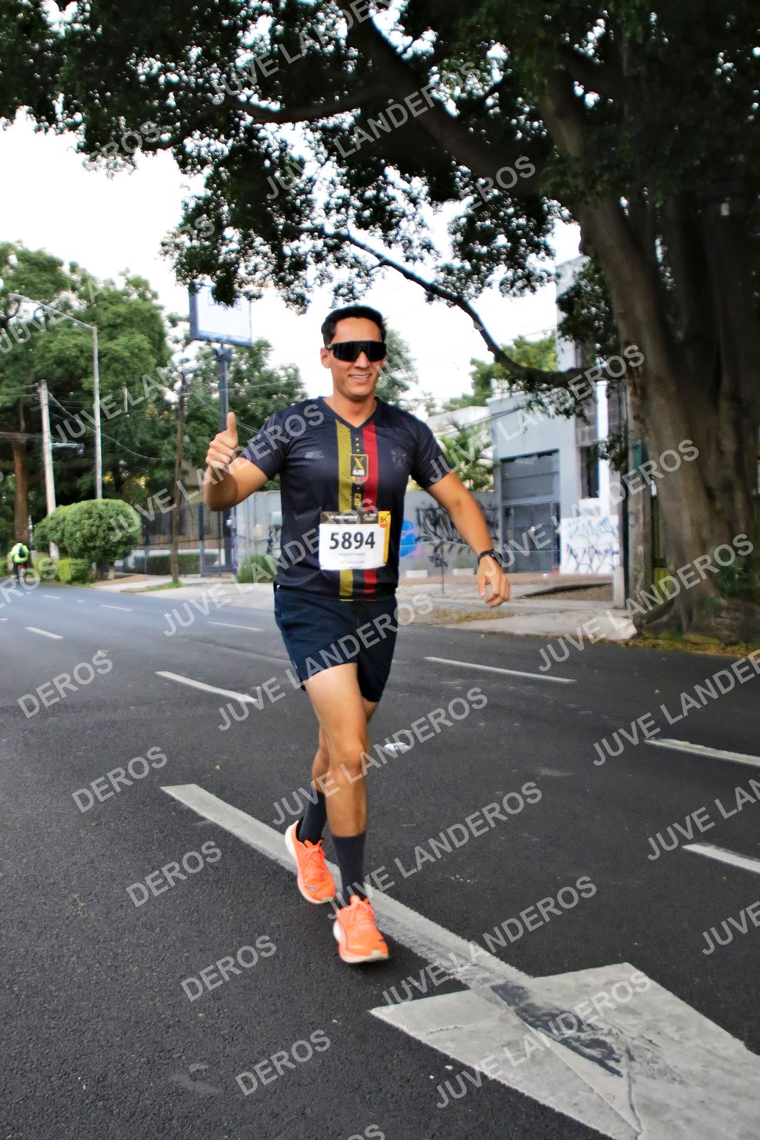 Foto de la X Carrera Leones Negros Red Cola 2026 en Rectoría General de la UdeG, Av. Juárez 976 (meta en Av. Enrique Díaz de León y Pedro Moreno), Guadalajara a las 04:58 · dorsal 5894