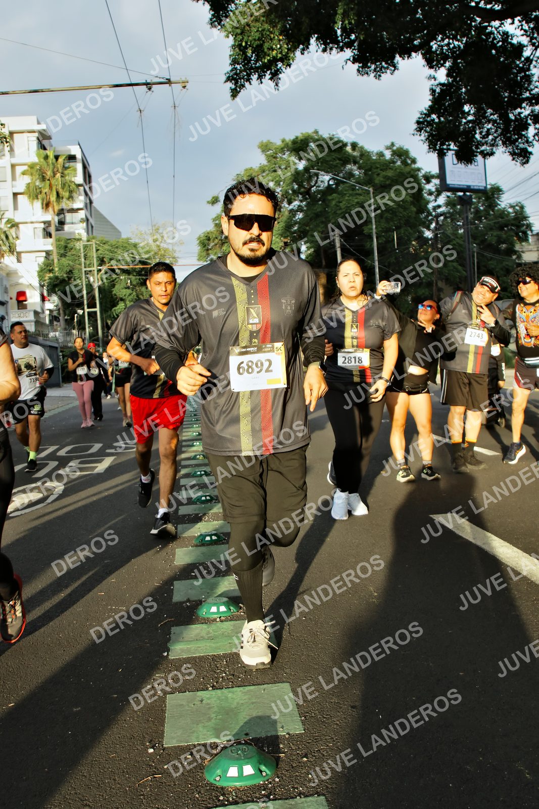 Foto de la X Carrera Leones Negros Red Cola 2026 en Rectoría General de la UdeG, Av. Juárez 976 (meta en Av. Enrique Díaz de León y Pedro Moreno), Guadalajara a las 07:24 · dorsal 2818, 6892, 2743