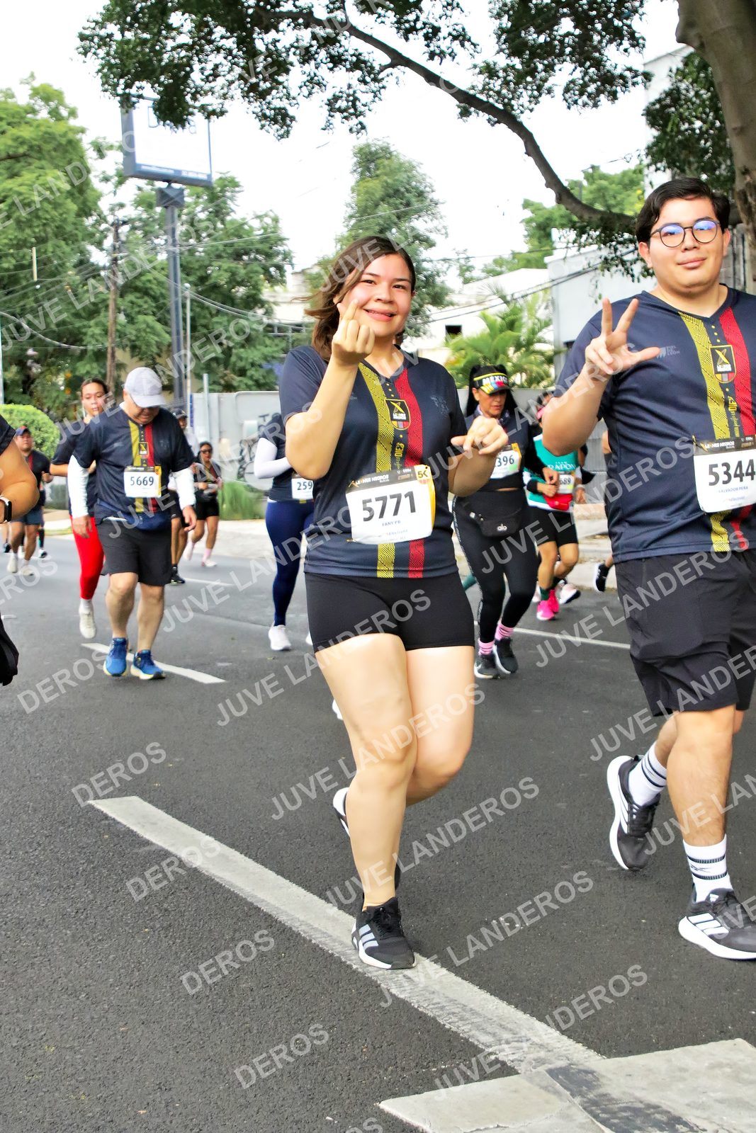 Foto de la X Carrera Leones Negros Red Cola 2026 en Rectoría General de la UdeG, Av. Juárez 976 (meta en Av. Enrique Díaz de León y Pedro Moreno), Guadalajara a las 07:16 · dorsal 5669, 5771, 5344, 259