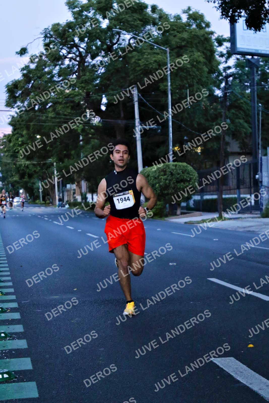 Foto de la X Carrera Leones Negros Red Cola 2026 en Rectoría General de la UdeG, Av. Juárez 976 (meta en Av. Enrique Díaz de León y Pedro Moreno), Guadalajara a las 04:50 · dorsal 1944