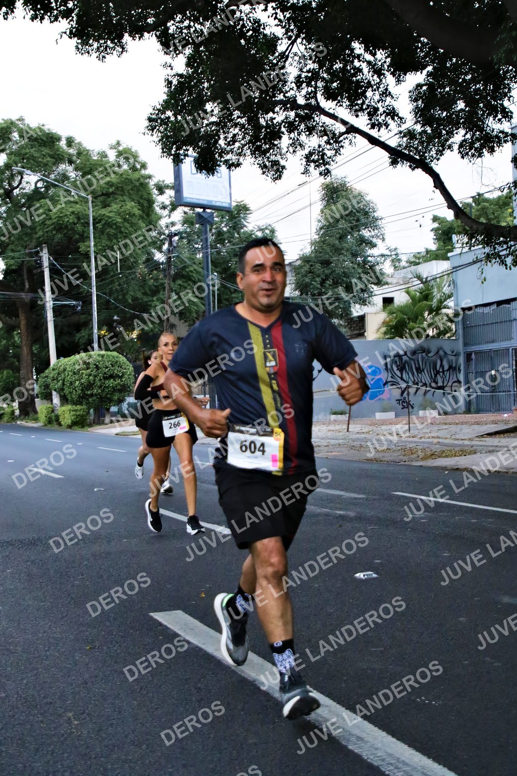 Foto de la X Carrera Leones Negros Red Cola 2026 en Rectoría General de la UdeG, Av. Juárez 976 (meta en Av. Enrique Díaz de León y Pedro Moreno), Guadalajara a las 04:56 · dorsal 604, 266