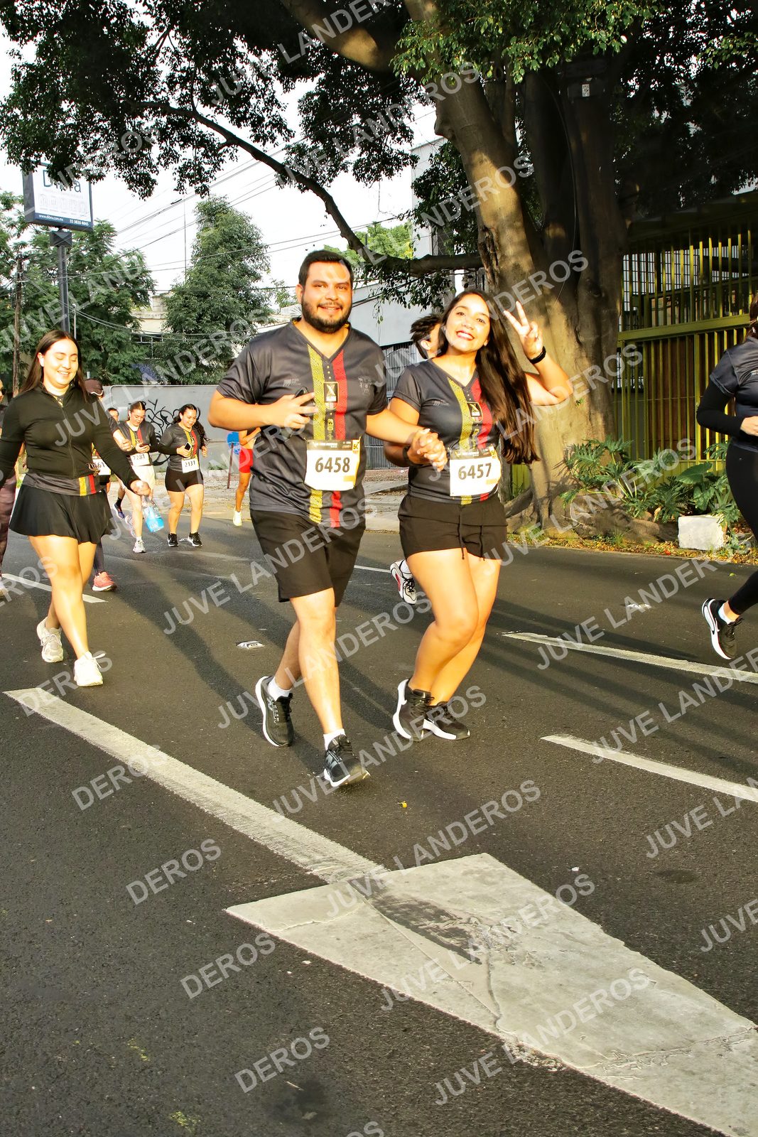 Foto de la X Carrera Leones Negros Red Cola 2026 en Rectoría General de la UdeG, Av. Juárez 976 (meta en Av. Enrique Díaz de León y Pedro Moreno), Guadalajara a las 07:22 · dorsal 6458, 6457
