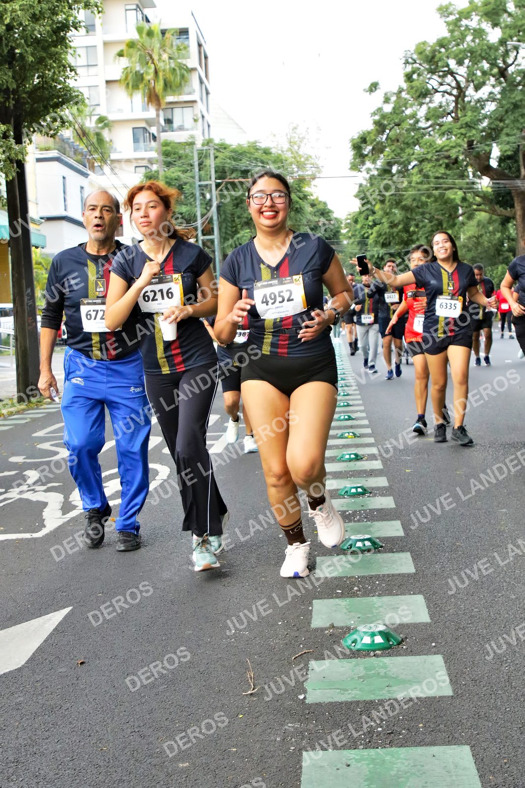 Foto de la X Carrera Leones Negros Red Cola 2026 en Rectoría General de la UdeG, Av. Juárez 976 (meta en Av. Enrique Díaz de León y Pedro Moreno), Guadalajara a las 07:15 · dorsal 672, 4952, 6216, 6335