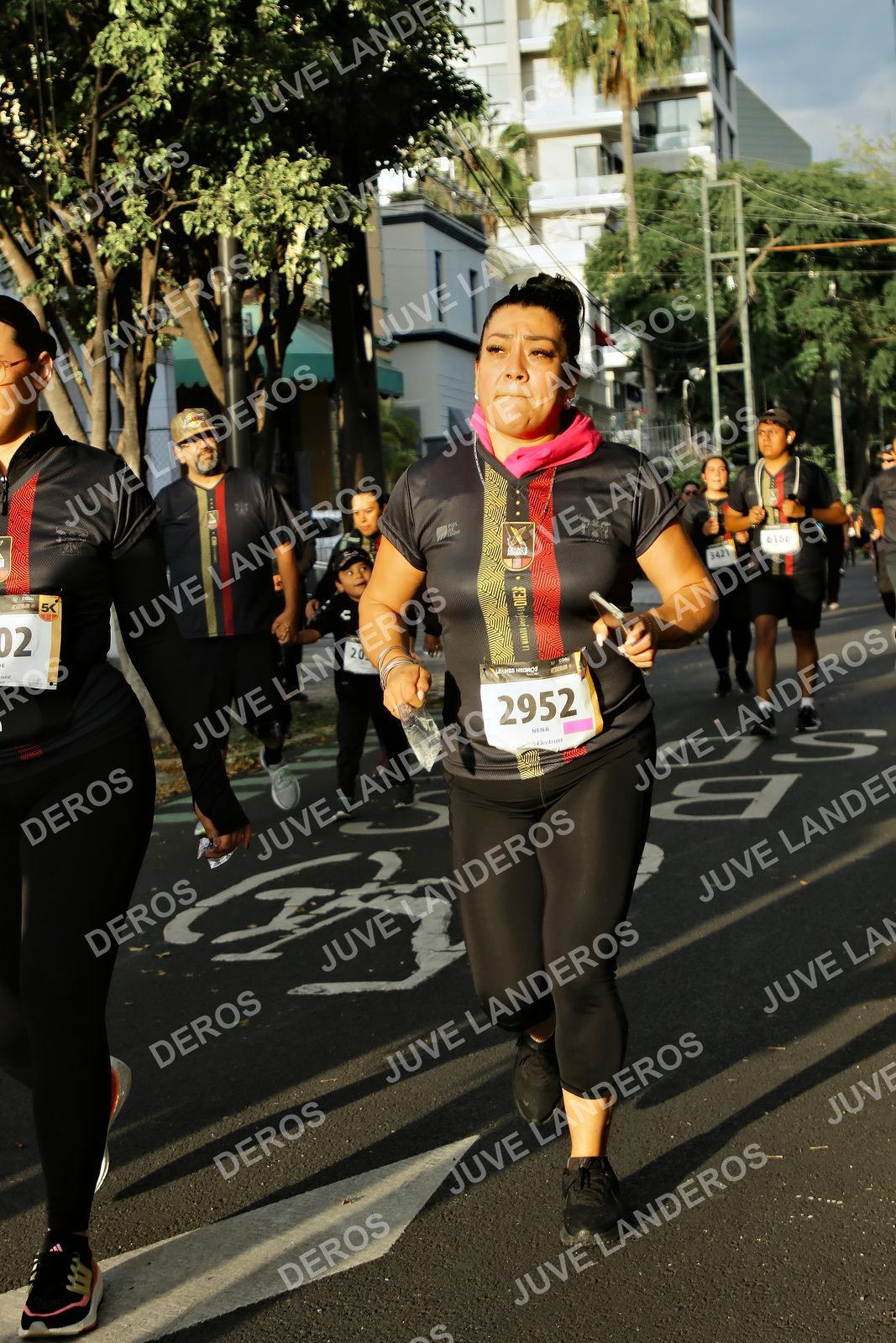 Foto de la X Carrera Leones Negros Red Cola 2026 en Rectoría General de la UdeG, Av. Juárez 976 (meta en Av. Enrique Díaz de León y Pedro Moreno), Guadalajara a las 07:31 · dorsal 2952, 20, 3421