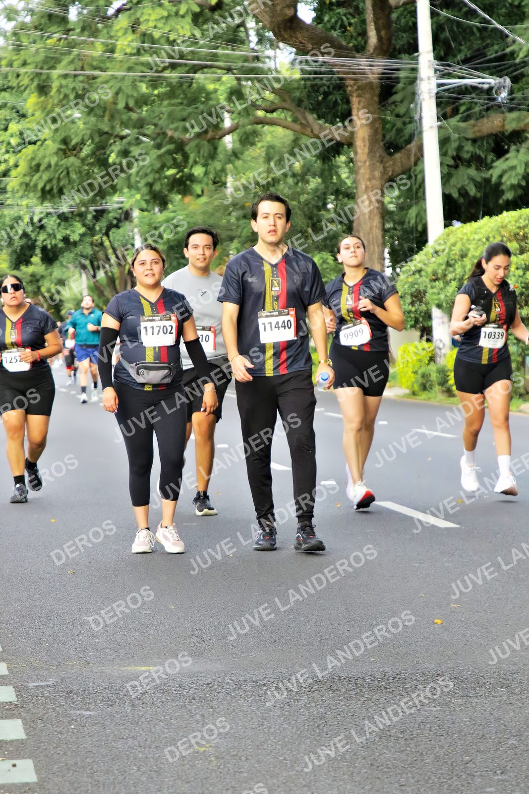 Foto de la X Carrera Leones Negros Red Cola 2026 en Rectoría General de la UdeG, Av. Juárez 976 (meta en Av. Enrique Díaz de León y Pedro Moreno), Guadalajara a las 08:19 · dorsal 11702, 11440, 10339, 9909