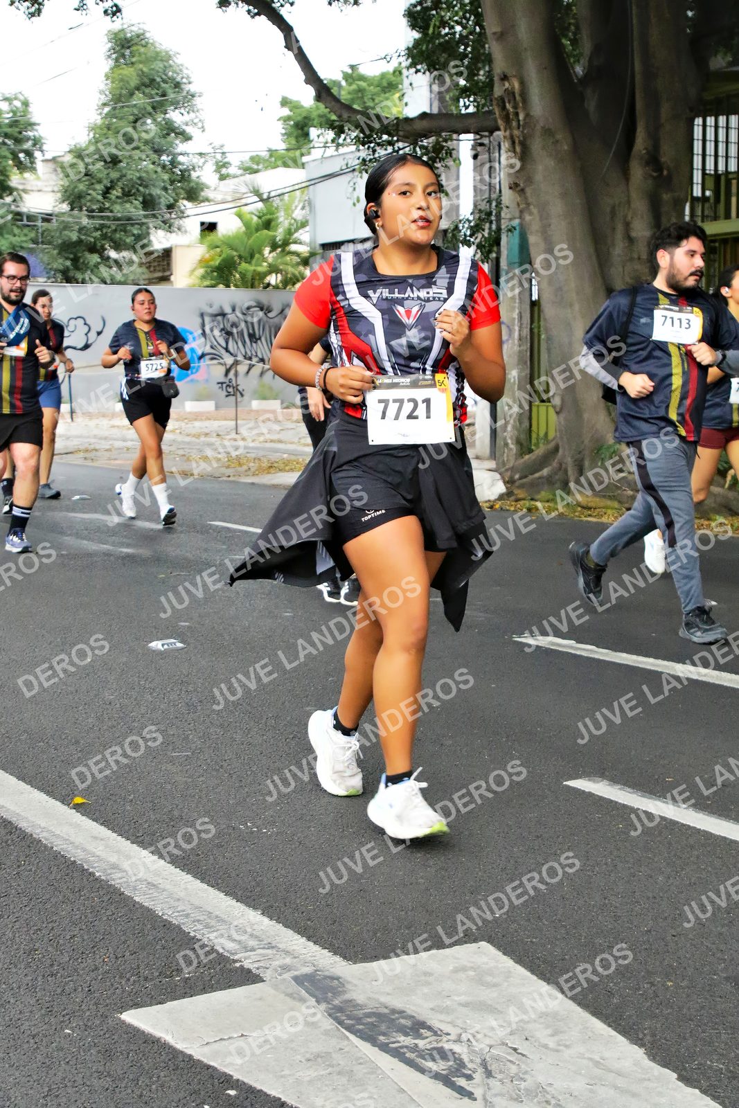 Foto de la X Carrera Leones Negros Red Cola 2026 en Rectoría General de la UdeG, Av. Juárez 976 (meta en Av. Enrique Díaz de León y Pedro Moreno), Guadalajara a las 07:15 · dorsal 7721, 7113, 5725
