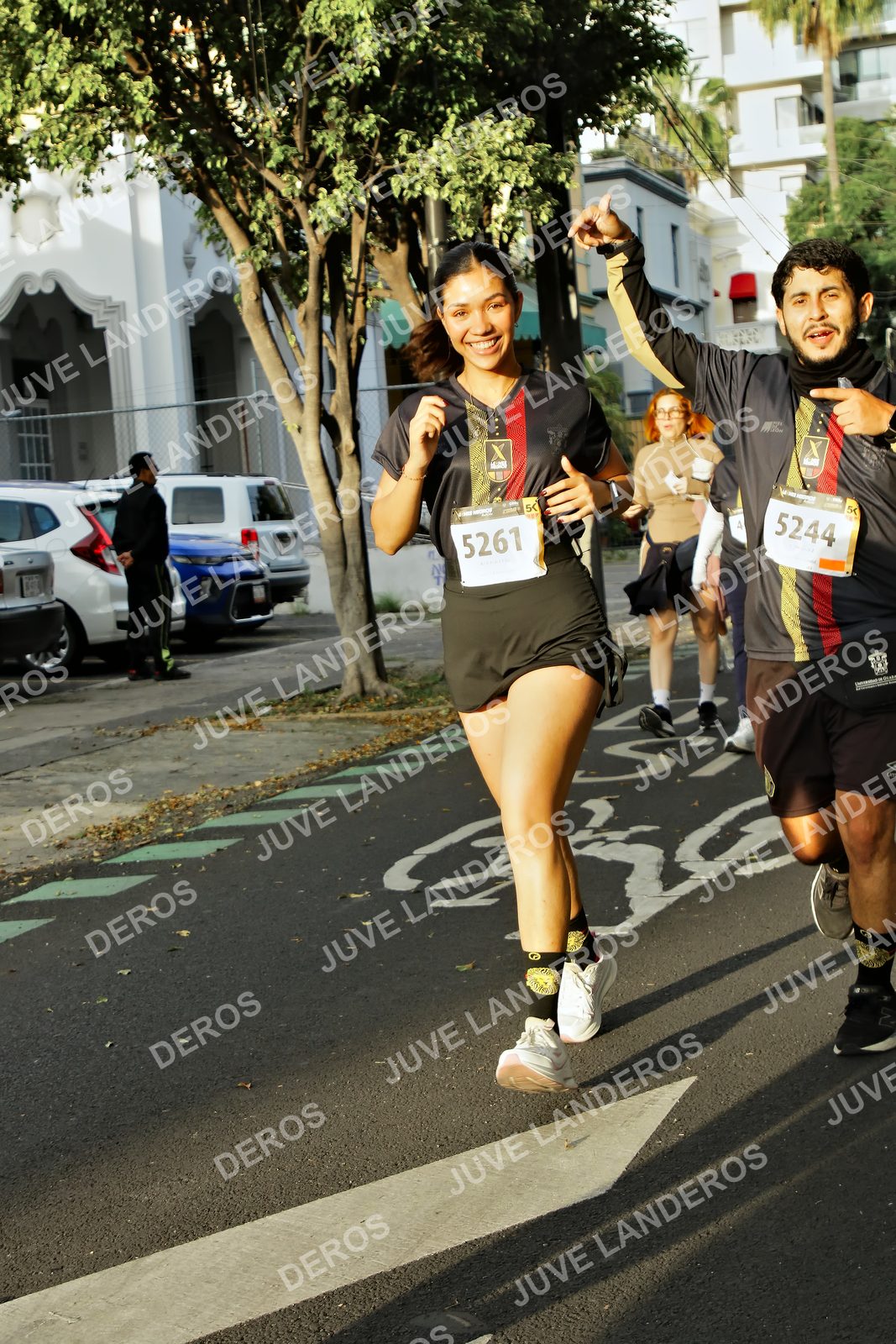 Foto de la X Carrera Leones Negros Red Cola 2026 en Rectoría General de la UdeG, Av. Juárez 976 (meta en Av. Enrique Díaz de León y Pedro Moreno), Guadalajara a las 07:32 · dorsal 5244, 5261