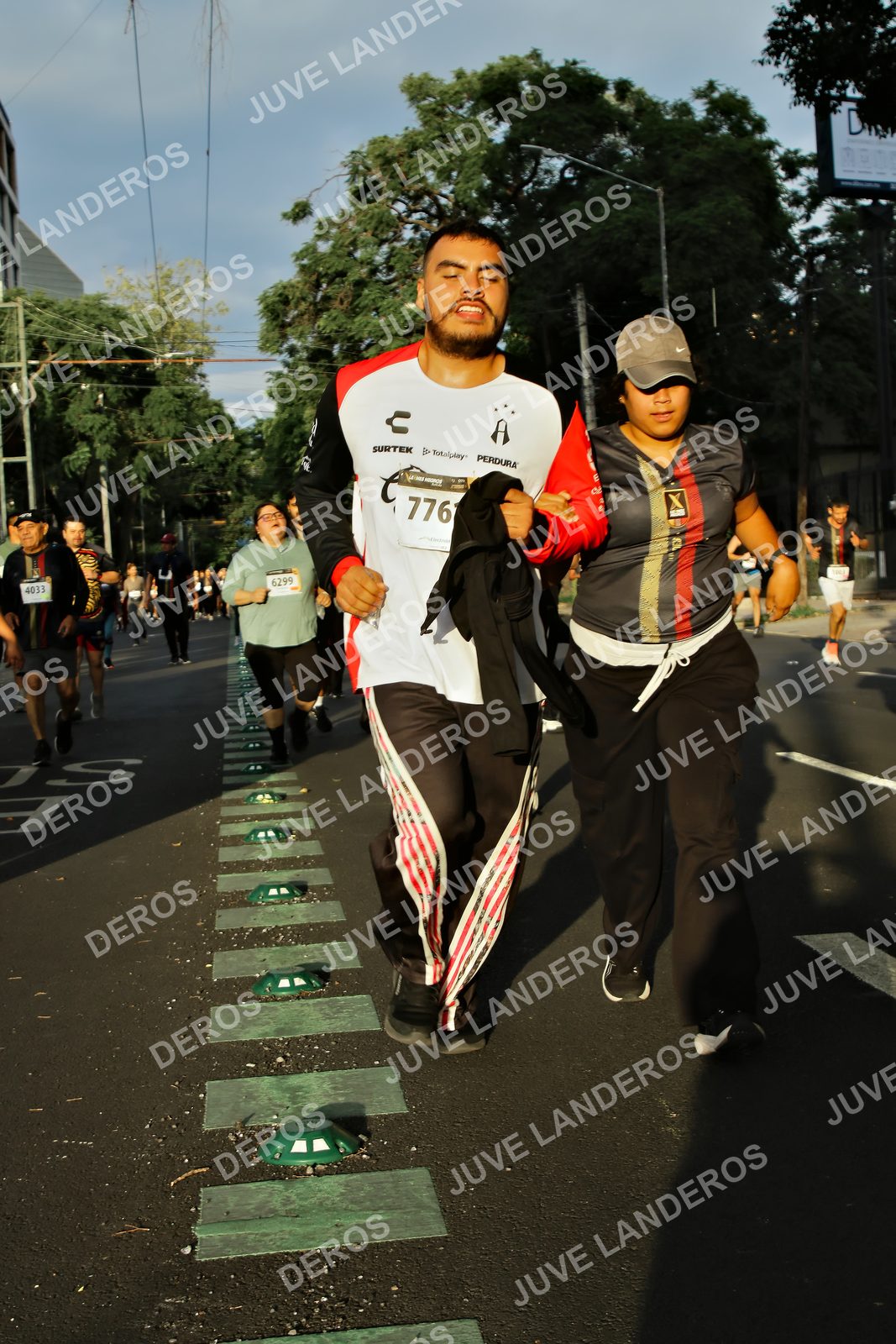 Foto de la X Carrera Leones Negros Red Cola 2026 en Rectoría General de la UdeG, Av. Juárez 976 (meta en Av. Enrique Díaz de León y Pedro Moreno), Guadalajara a las 07:27 · dorsal 776, 6299, 4033
