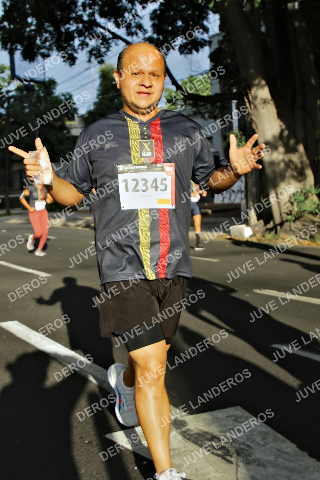 Foto de la X Carrera Leones Negros Red Cola 2026 en Rectoría General de la UdeG, Av. Juárez 976 (meta en Av. Enrique Díaz de León y Pedro Moreno), Guadalajara a las 07:51 · dorsal 12345