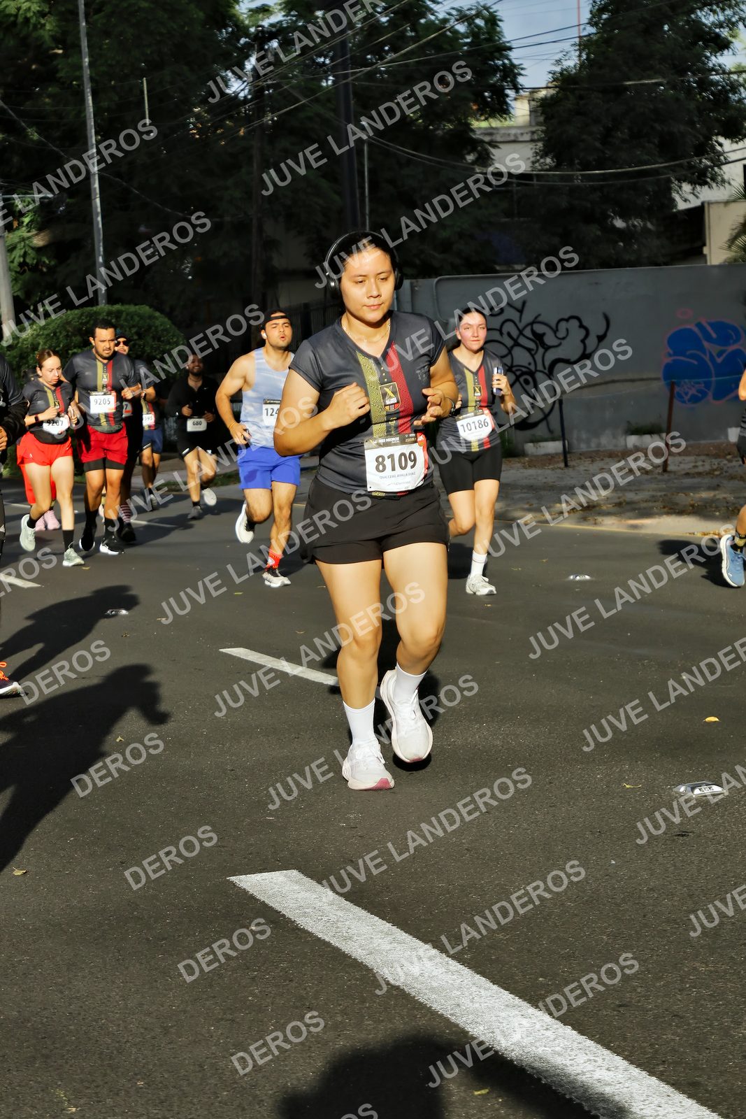 Foto de la X Carrera Leones Negros Red Cola 2026 en Rectoría General de la UdeG, Av. Juárez 976 (meta en Av. Enrique Díaz de León y Pedro Moreno), Guadalajara a las 07:57 · dorsal 8109, 9205, 10186, 124