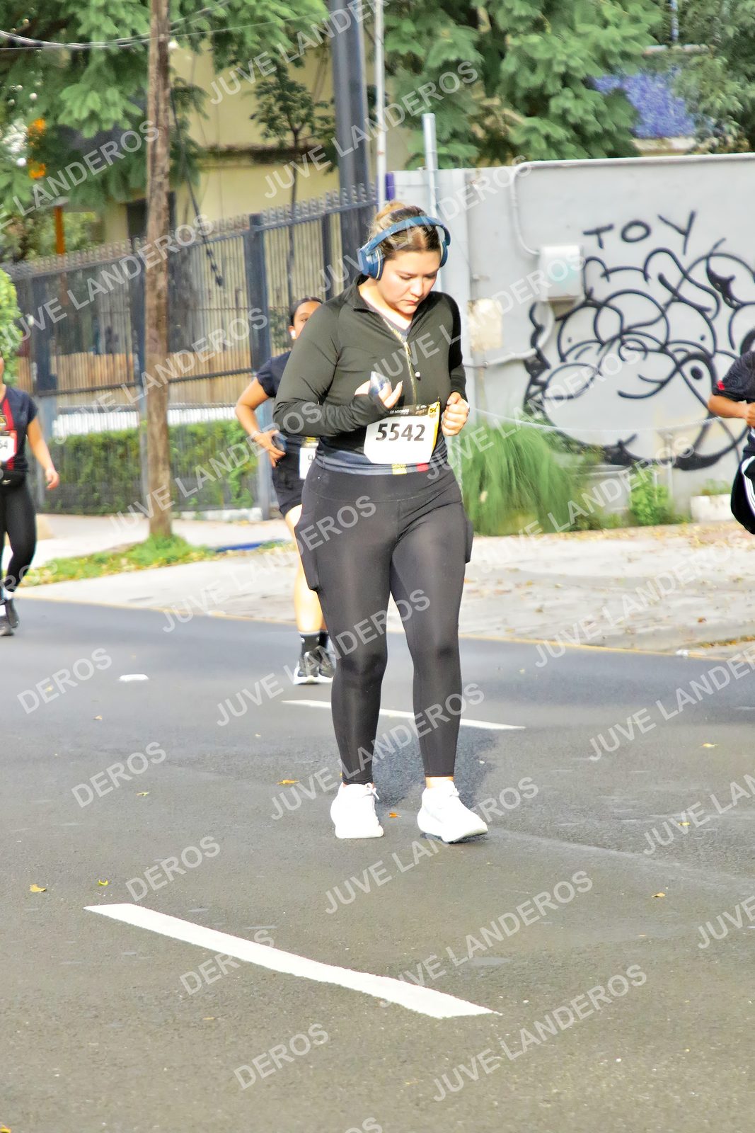 Foto de la X Carrera Leones Negros Red Cola 2026 en Rectoría General de la UdeG, Av. Juárez 976 (meta en Av. Enrique Díaz de León y Pedro Moreno), Guadalajara a las 08:12 · dorsal 5542
