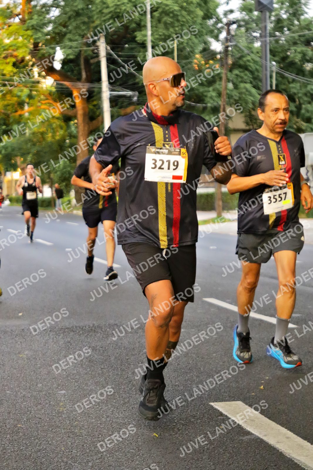 Foto de la X Carrera Leones Negros Red Cola 2026 en Rectoría General de la UdeG, Av. Juárez 976 (meta en Av. Enrique Díaz de León y Pedro Moreno), Guadalajara a las 04:59 · dorsal 3219, 3557
