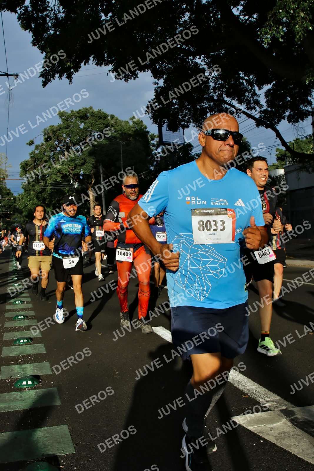 Foto de la X Carrera Leones Negros Red Cola 2026 en Rectoría General de la UdeG, Av. Juárez 976 (meta en Av. Enrique Díaz de León y Pedro Moreno), Guadalajara a las 07:47 · dorsal 8033, 8463, 56, 10409