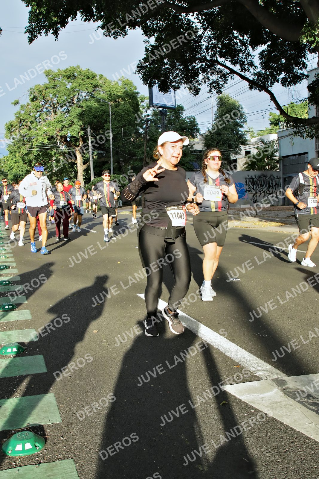 Foto de la X Carrera Leones Negros Red Cola 2026 en Rectoría General de la UdeG, Av. Juárez 976 (meta en Av. Enrique Díaz de León y Pedro Moreno), Guadalajara a las 07:48 · dorsal 8049, 12784, 11003, 1010