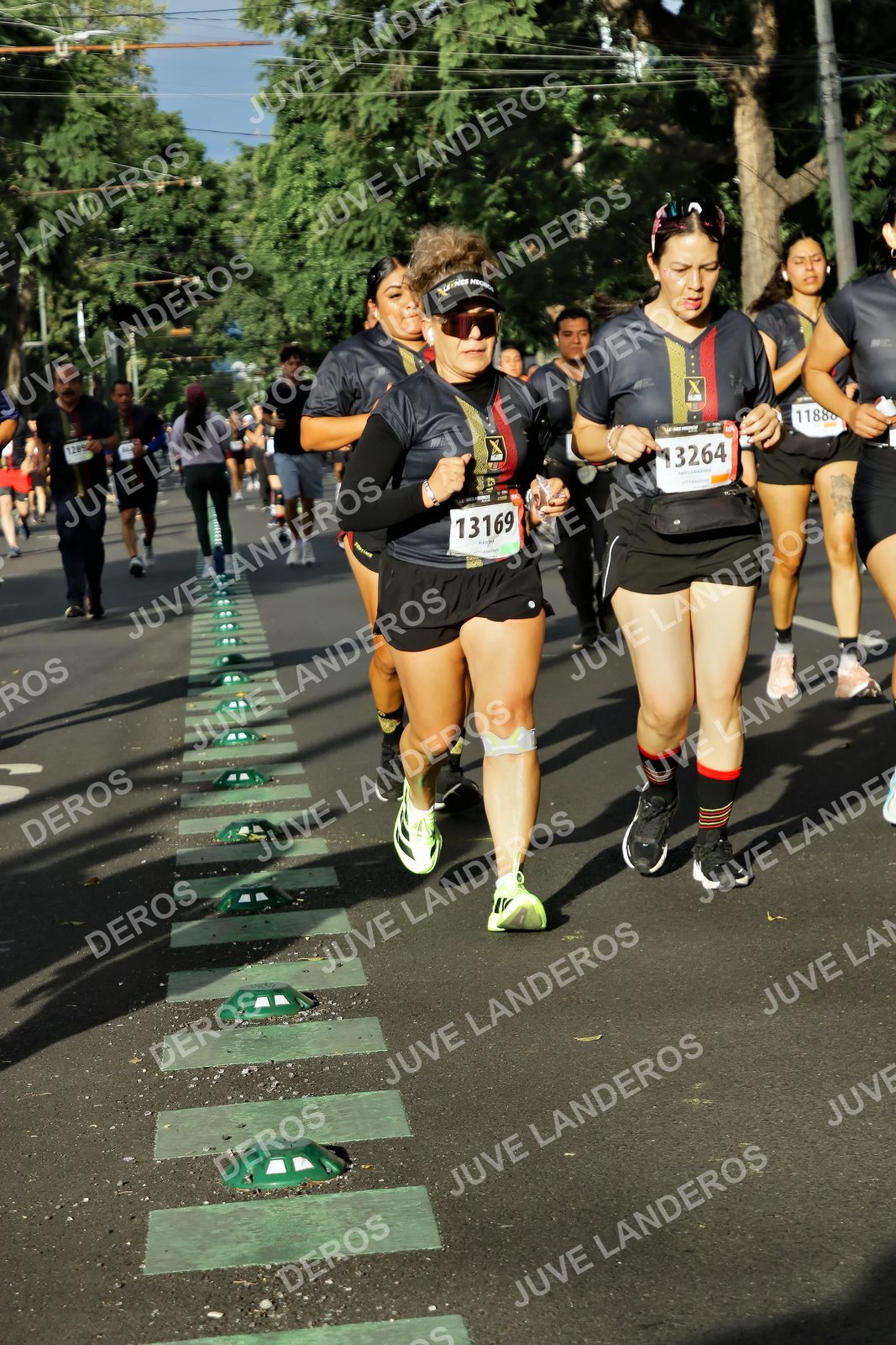 Foto de la X Carrera Leones Negros Red Cola 2026 en Rectoría General de la UdeG, Av. Juárez 976 (meta en Av. Enrique Díaz de León y Pedro Moreno), Guadalajara a las 07:58 · dorsal 13169, 13264, 1188